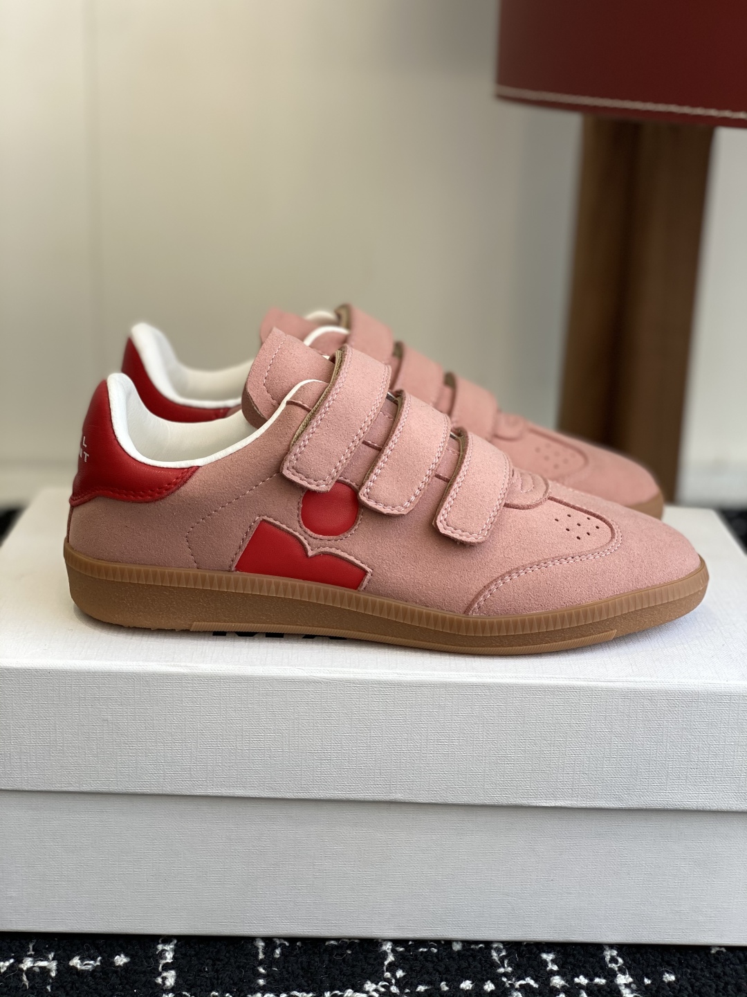 代购级
ISABEL.MARANT 伊莎贝尔·玛兰 25ss 新款魔术贴德训鞋

以打破常规的不羁风格展