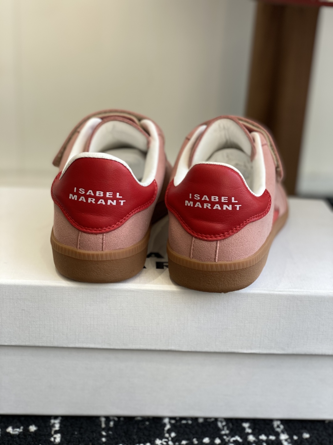 代购级
ISABEL.MARANT 伊莎贝尔·玛兰 25ss 新款魔术贴德训鞋

以打破常规的不羁风格展