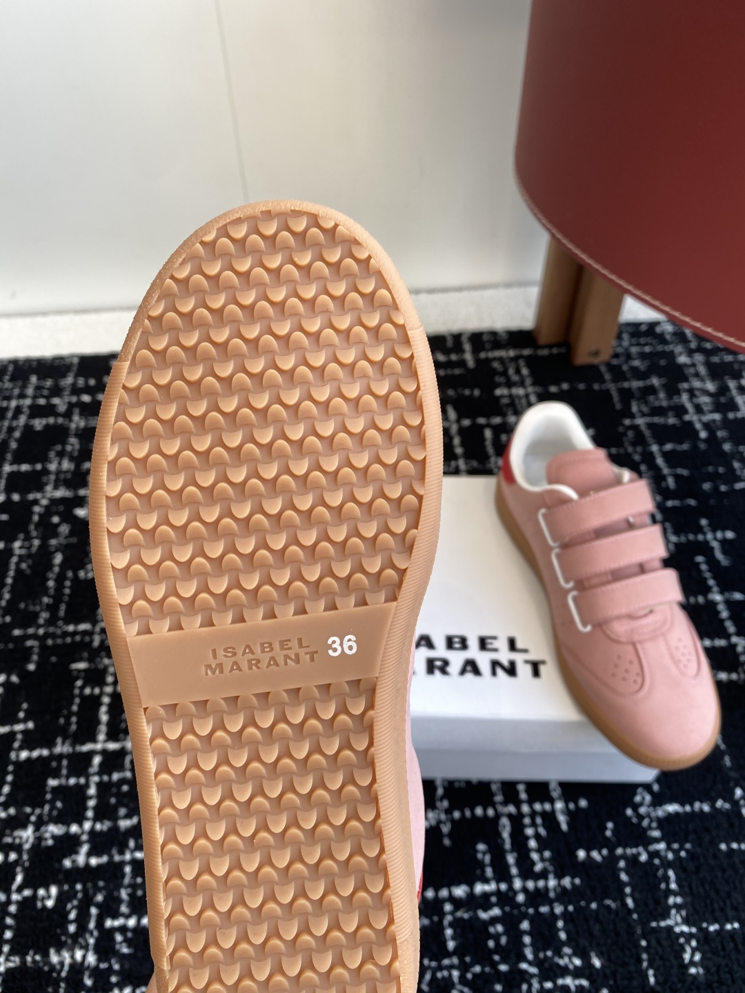 代购级
ISABEL.MARANT 伊莎贝尔·玛兰 25ss 新款魔术贴德训鞋

以打破常规的不羁风格展