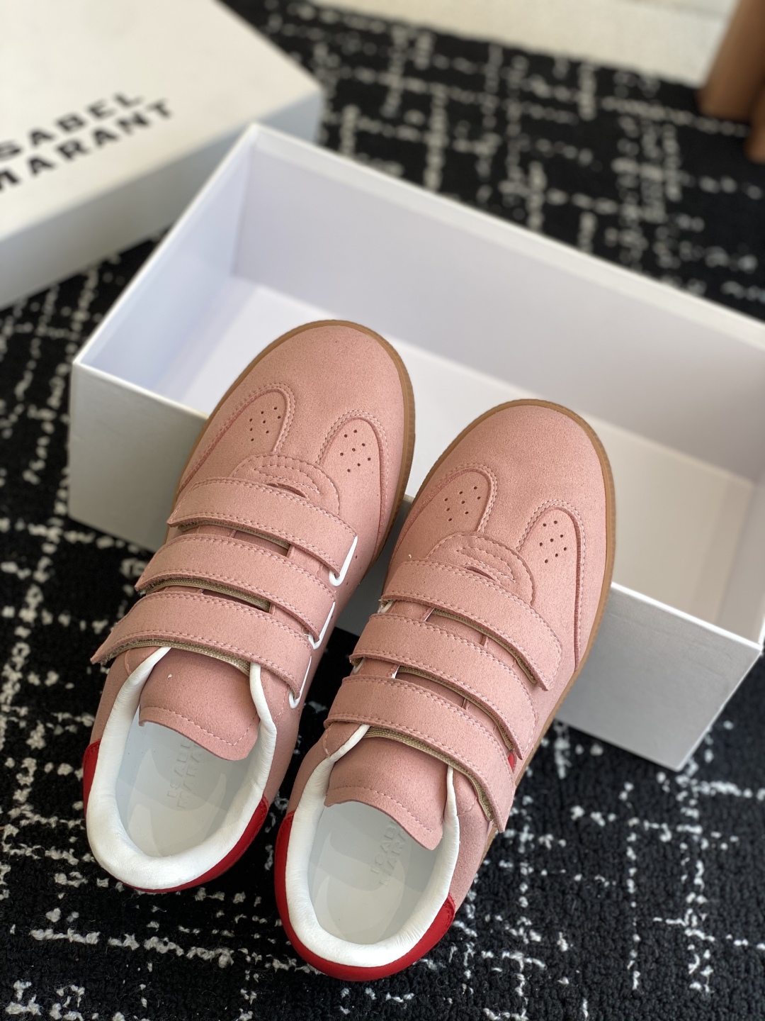 代购级
ISABEL.MARANT 伊莎贝尔·玛兰 25ss 新款魔术贴德训鞋

以打破常规的不羁风格展