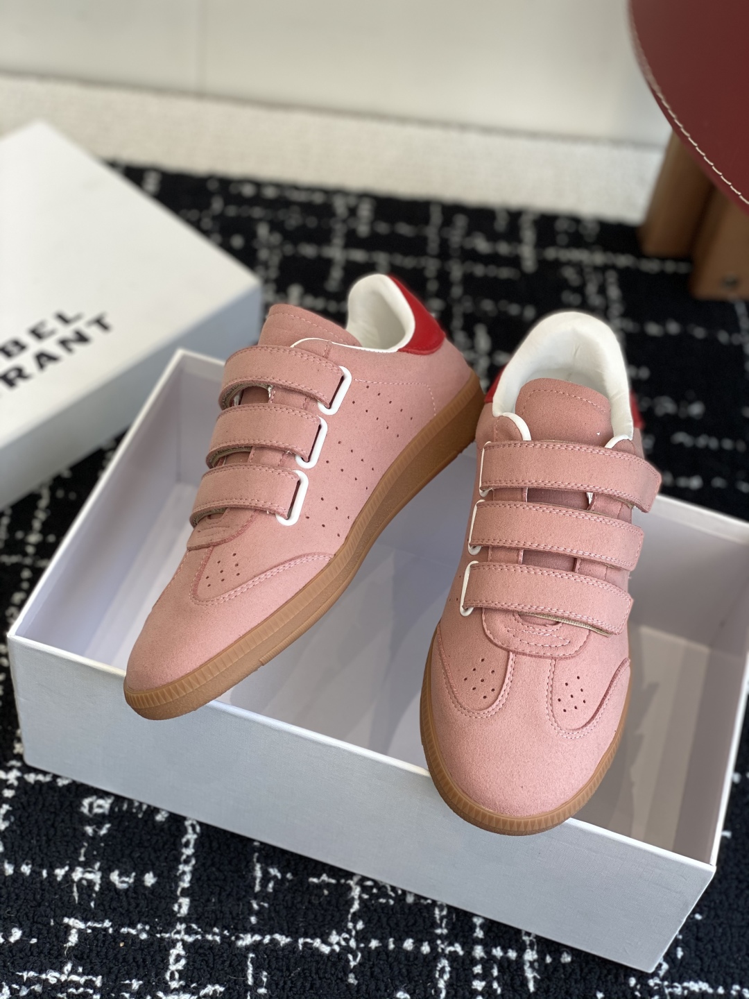 代购级
ISABEL.MARANT 伊莎贝尔·玛兰 25ss 新款魔术贴德训鞋

以打破常规的不羁风格展