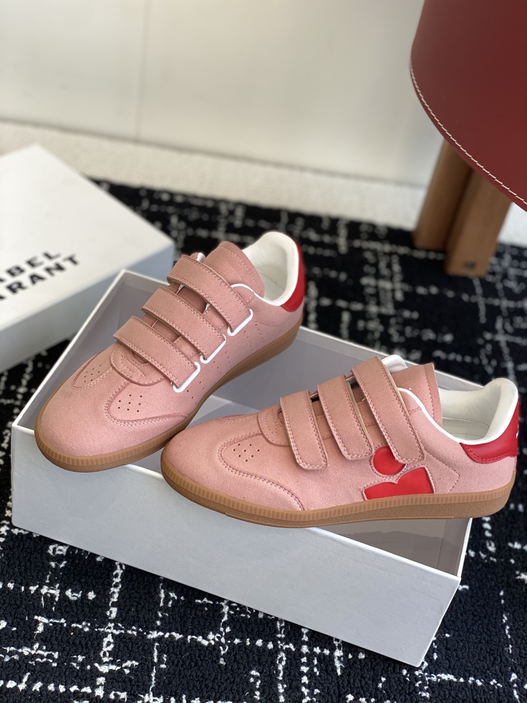 代购级
ISABEL.MARANT 伊莎贝尔·玛兰 25ss 新款魔术贴德训鞋

以打破常规的不羁风格展