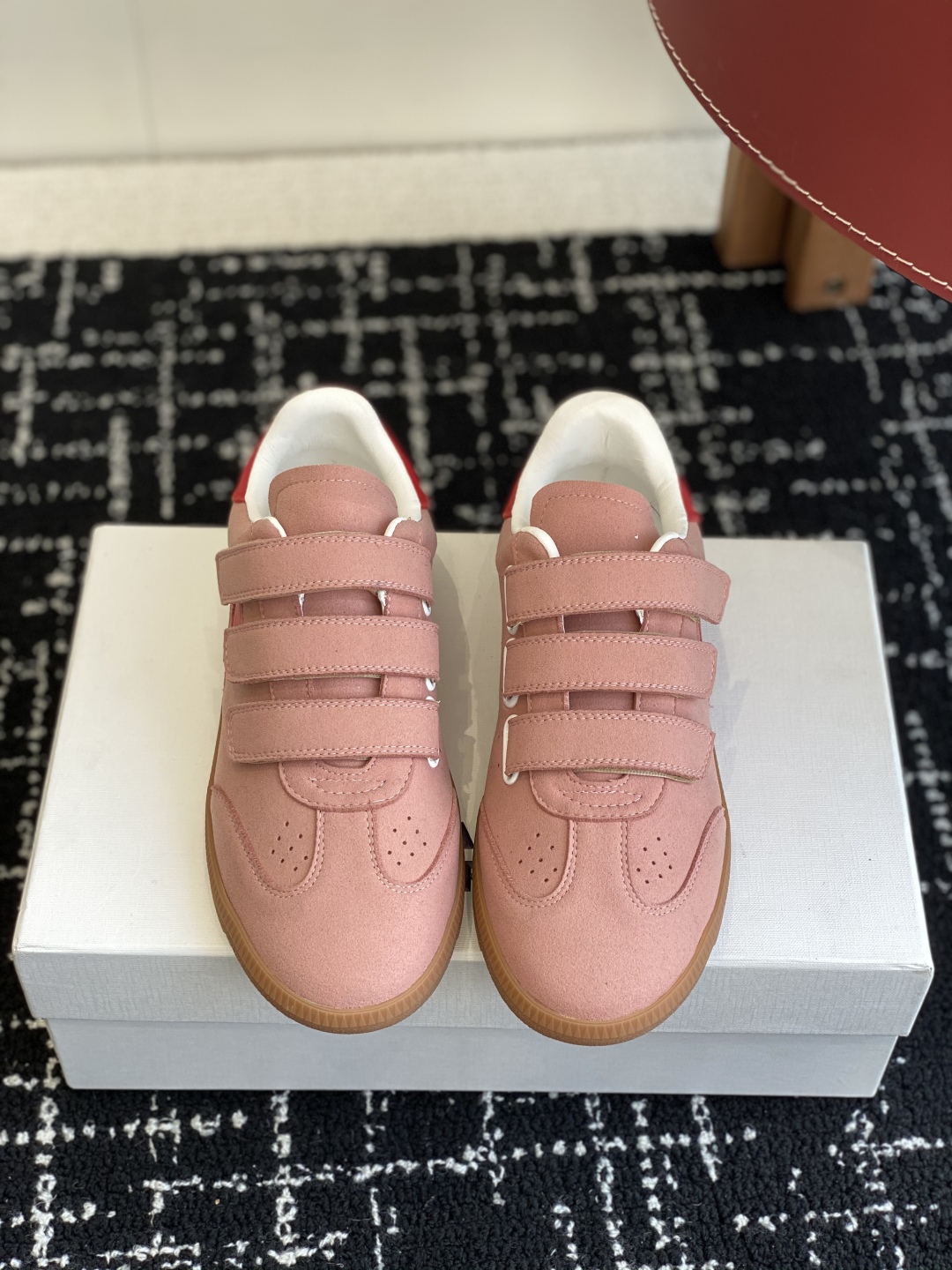 代购级
ISABEL.MARANT 伊莎贝尔·玛兰 25ss 新款魔术贴德训鞋

以打破常规的不羁风格展