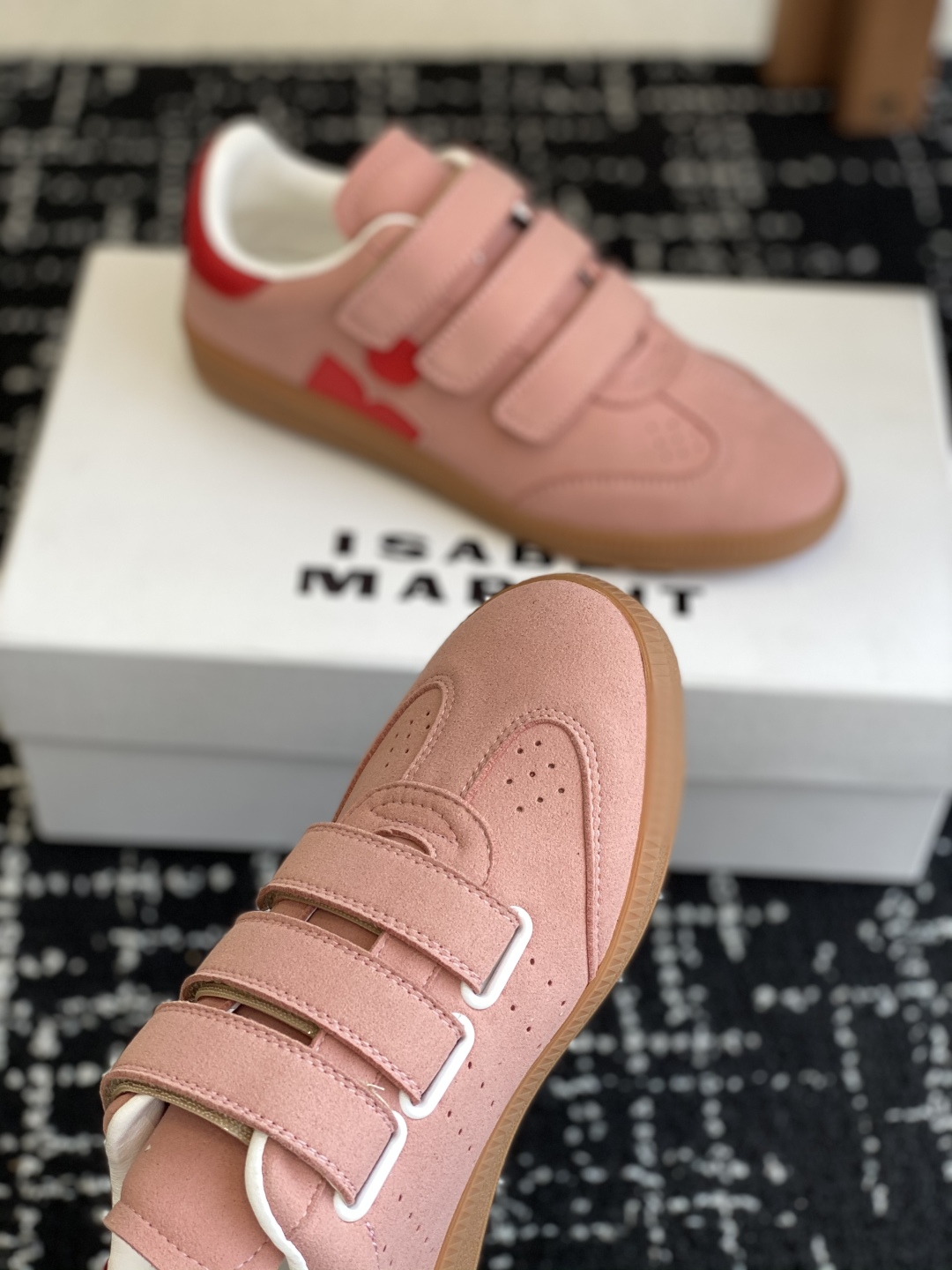 代购级
ISABEL.MARANT 伊莎贝尔·玛兰 25ss 新款魔术贴德训鞋

以打破常规的不羁风格展