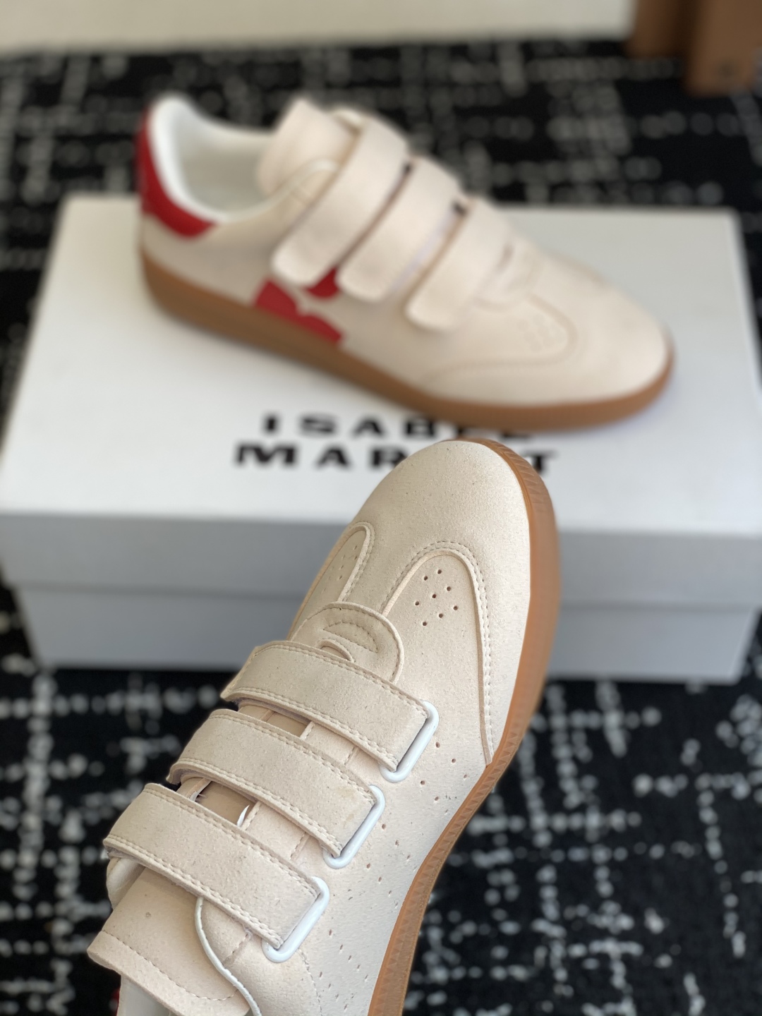 代购级
ISABEL.MARANT 伊莎贝尔·玛兰 25ss 新款魔术贴德训鞋

以打破常规的不羁风格展