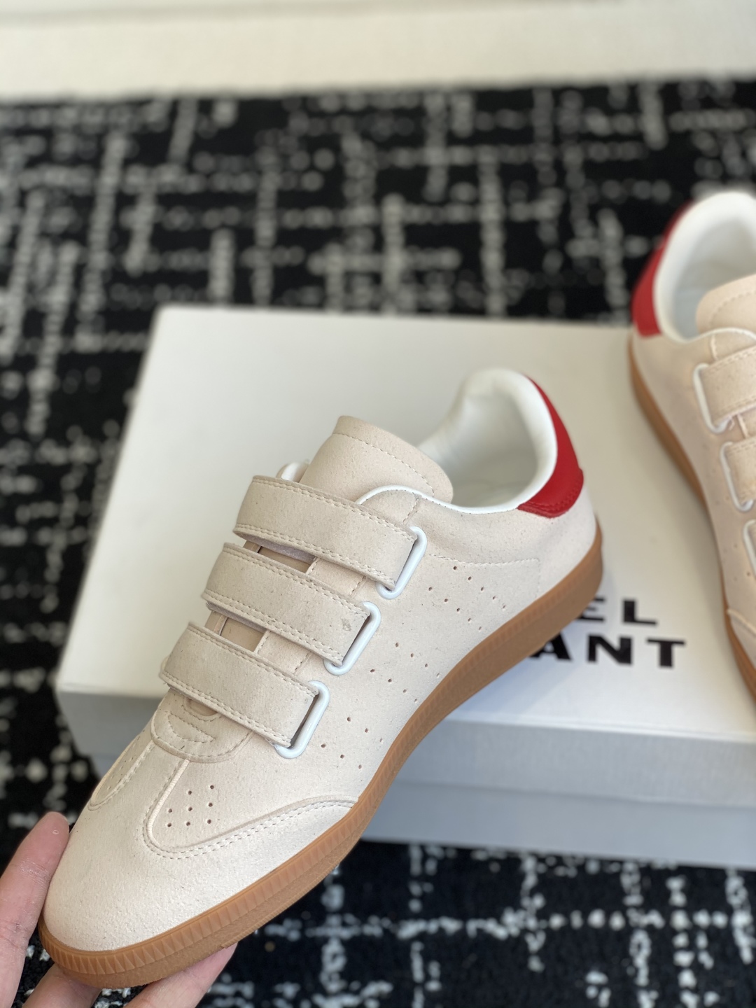 代购级
ISABEL.MARANT 伊莎贝尔·玛兰 25ss 新款魔术贴德训鞋

以打破常规的不羁风格展