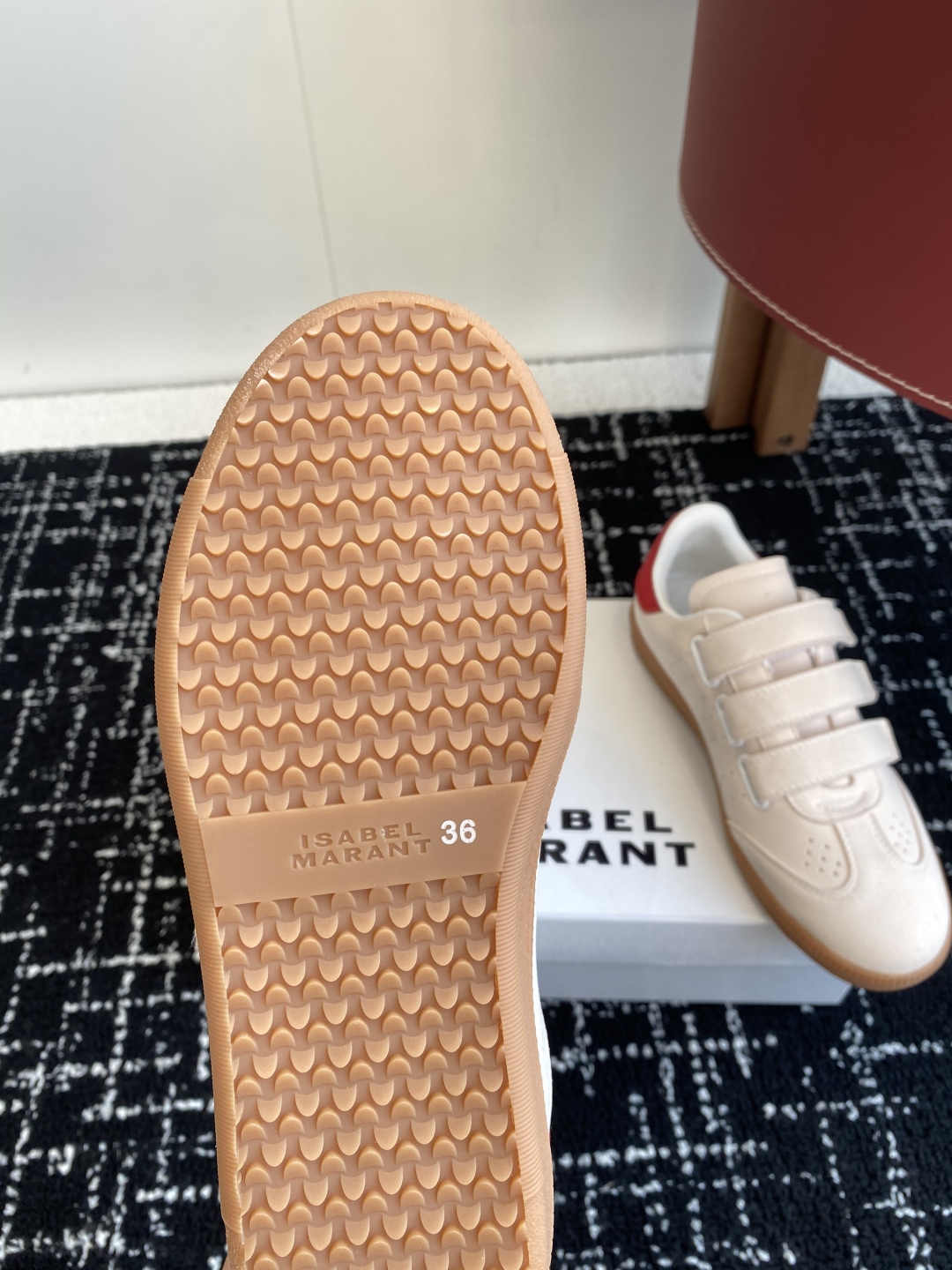 代购级
ISABEL.MARANT 伊莎贝尔·玛兰 25ss 新款魔术贴德训鞋

以打破常规的不羁风格展
