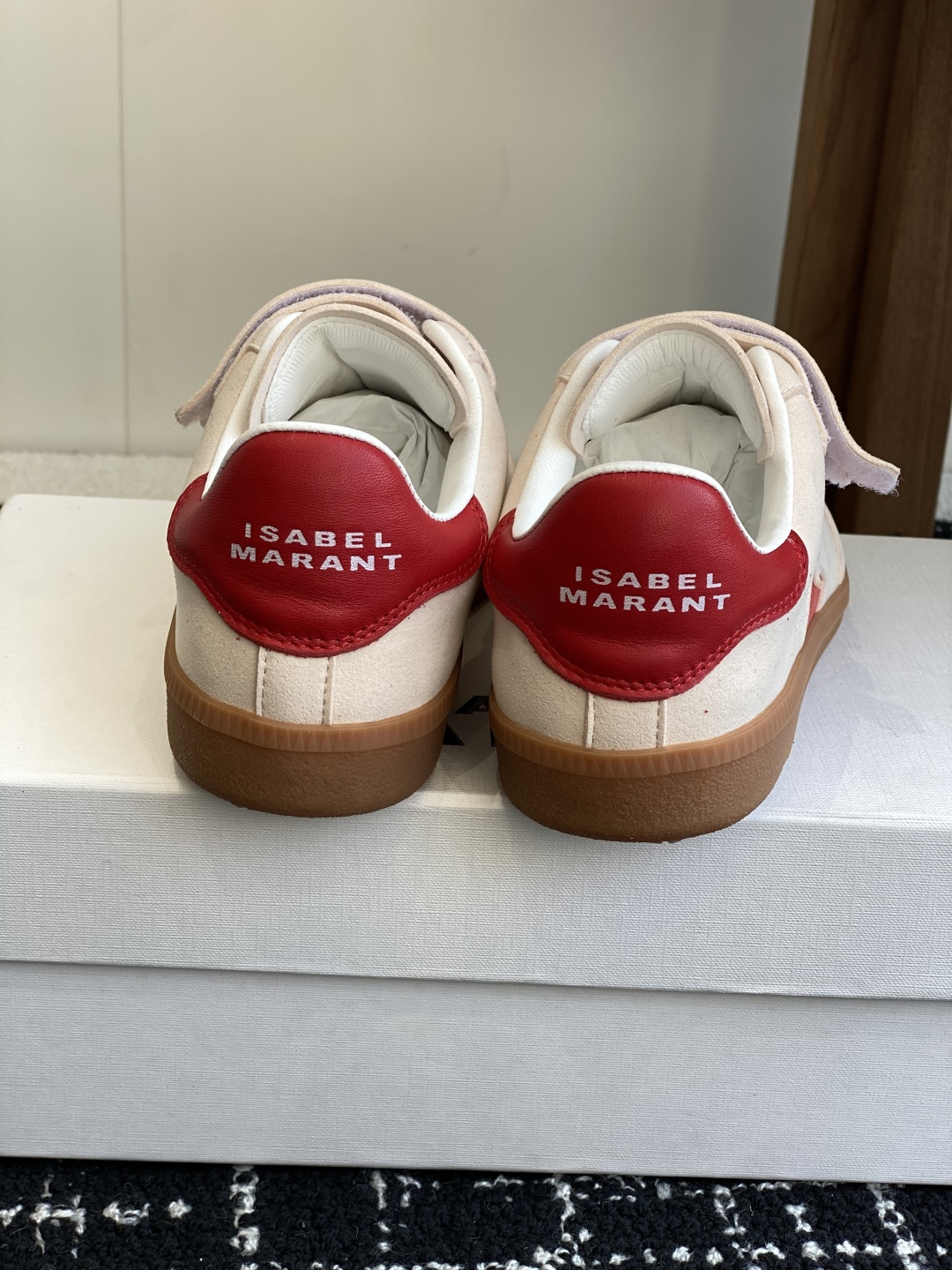 代购级
ISABEL.MARANT 伊莎贝尔·玛兰 25ss 新款魔术贴德训鞋

以打破常规的不羁风格展