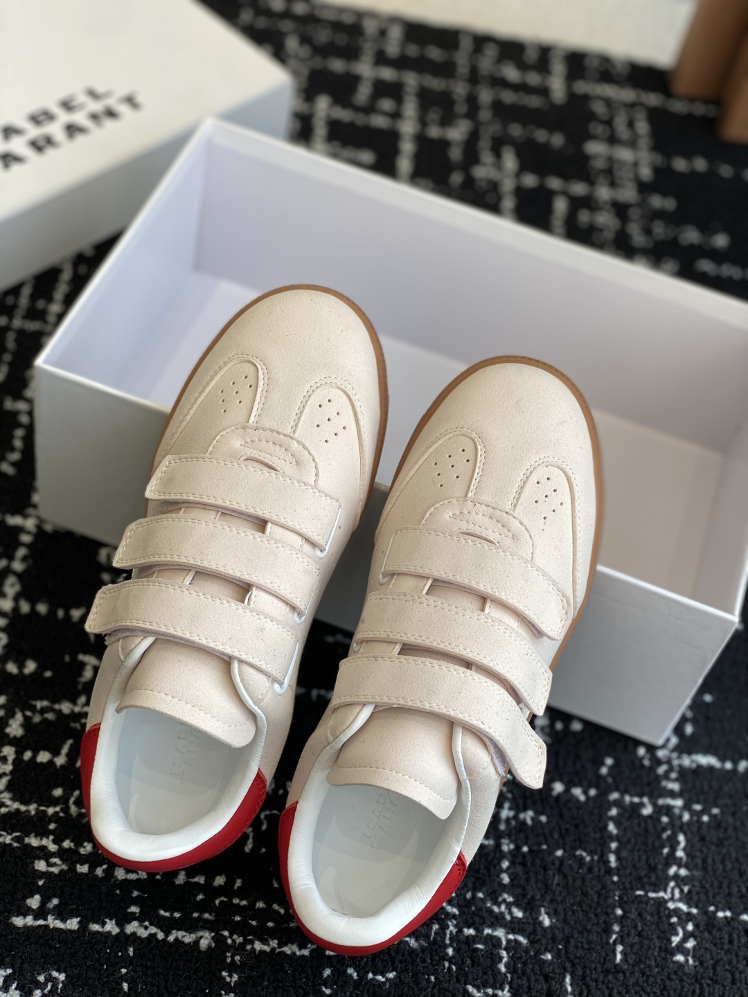 代购级
ISABEL.MARANT 伊莎贝尔·玛兰 25ss 新款魔术贴德训鞋

以打破常规的不羁风格展