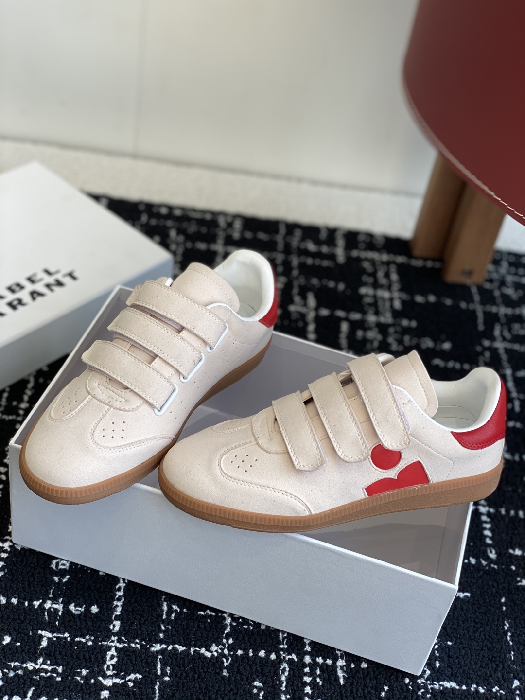 代购级
ISABEL.MARANT 伊莎贝尔·玛兰 25ss 新款魔术贴德训鞋

以打破常规的不羁风格展