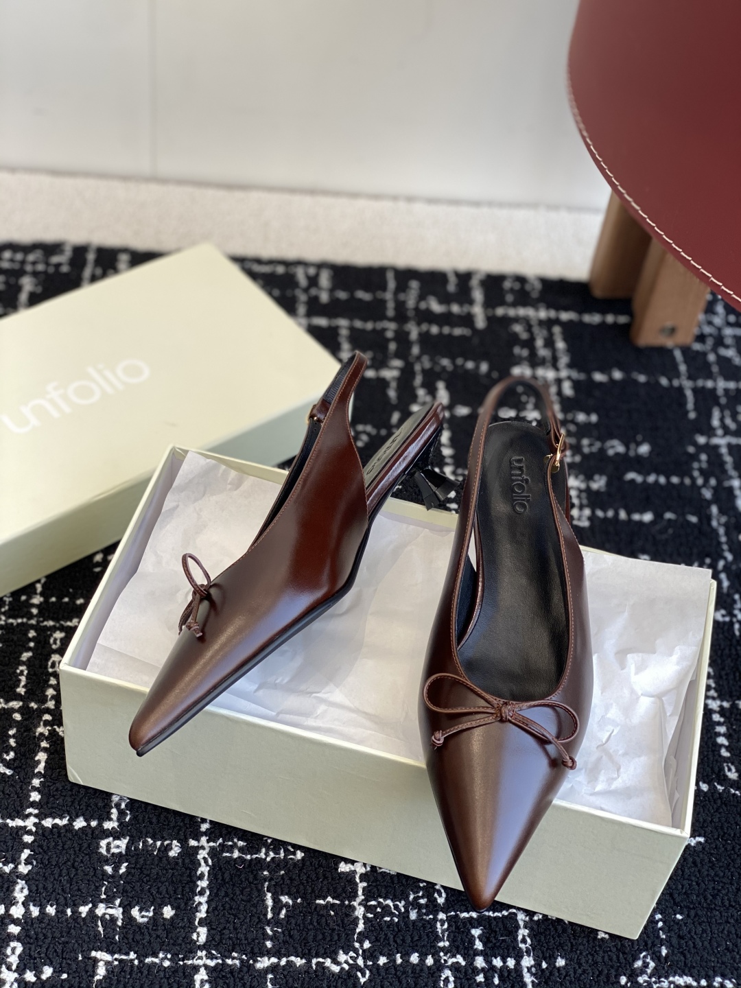 代购级
unfolio 25ss 早春新款绝美尖头跟鞋 时尚界久违的极简之美

经典时尚配色 毫不费力的