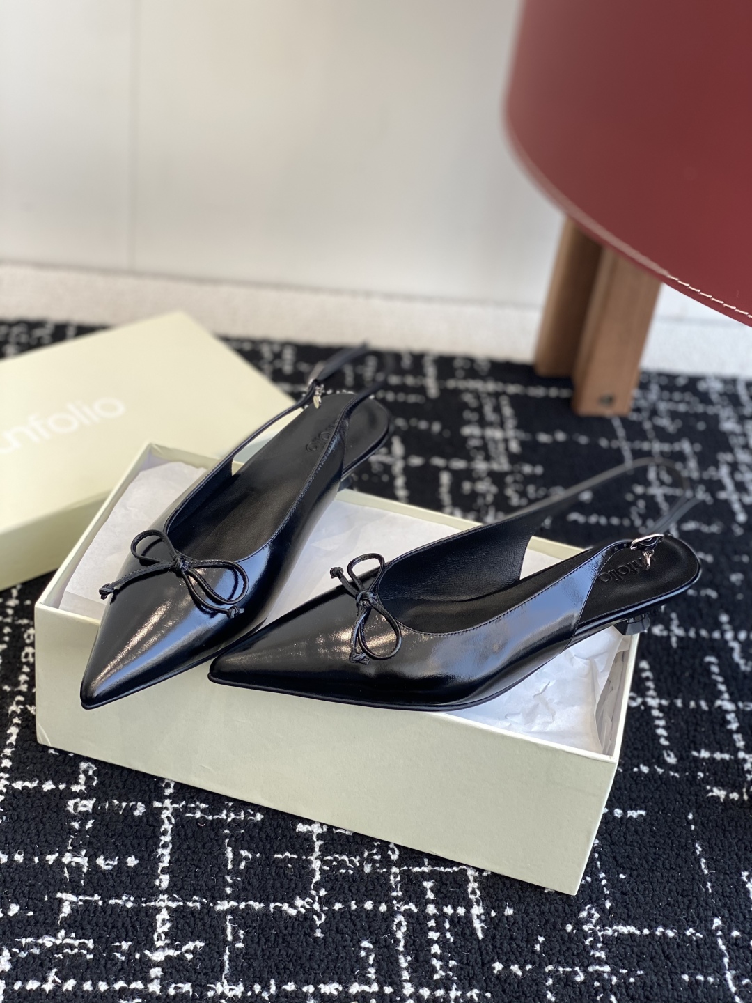 代购级
unfolio 25ss 早春新款绝美尖头跟鞋 时尚界久违的极简之美

经典时尚配色 毫不费力的