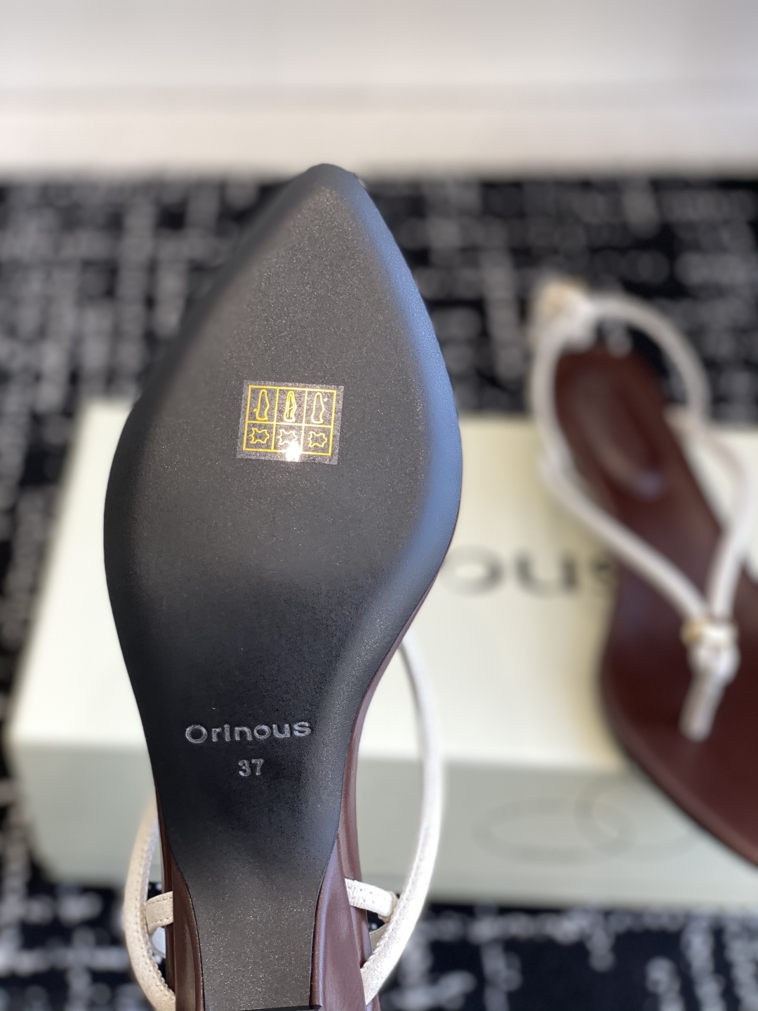 代购级
Orinous  25ss 早春新款绝美尖头夹脚凉鞋 时尚界久违的极简之美

经典时尚配色 毫不