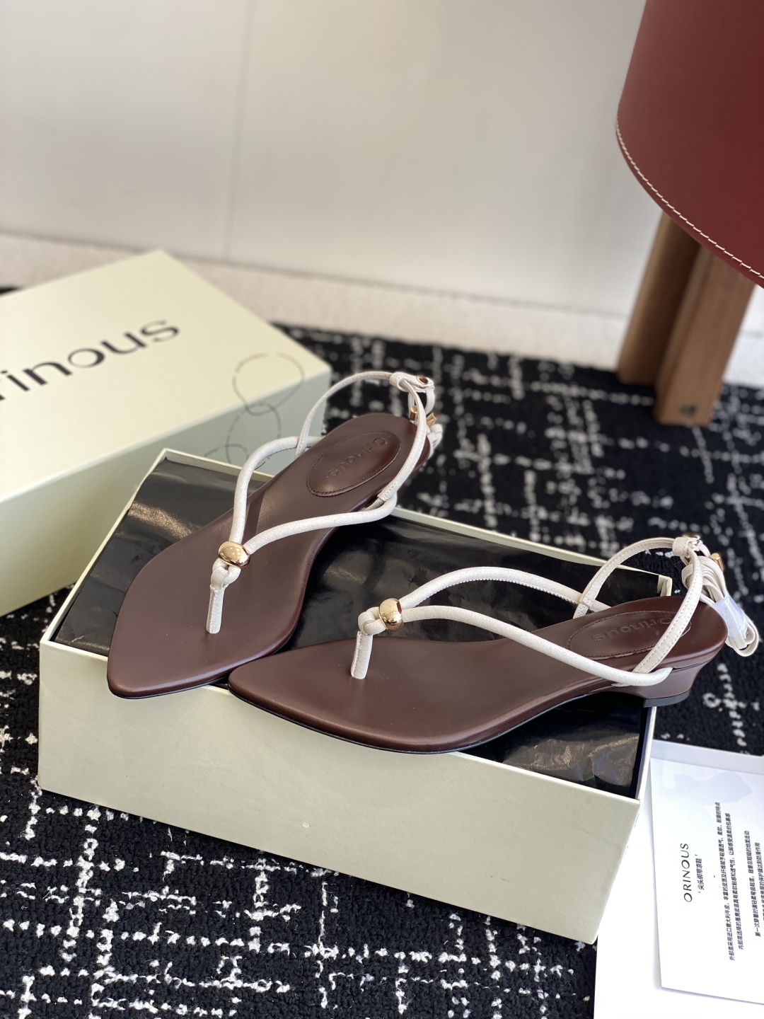 代购级
Orinous  25ss 早春新款绝美尖头夹脚凉鞋 时尚界久违的极简之美

经典时尚配色 毫不