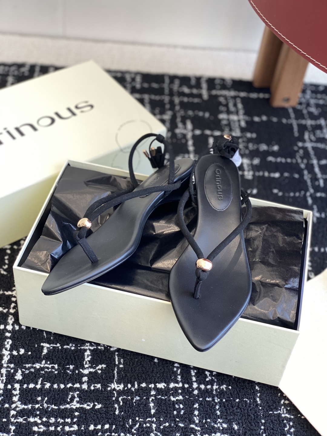 代购级
Orinous  25ss 早春新款绝美尖头夹脚凉鞋 时尚界久违的极简之美

经典时尚配色 毫不
