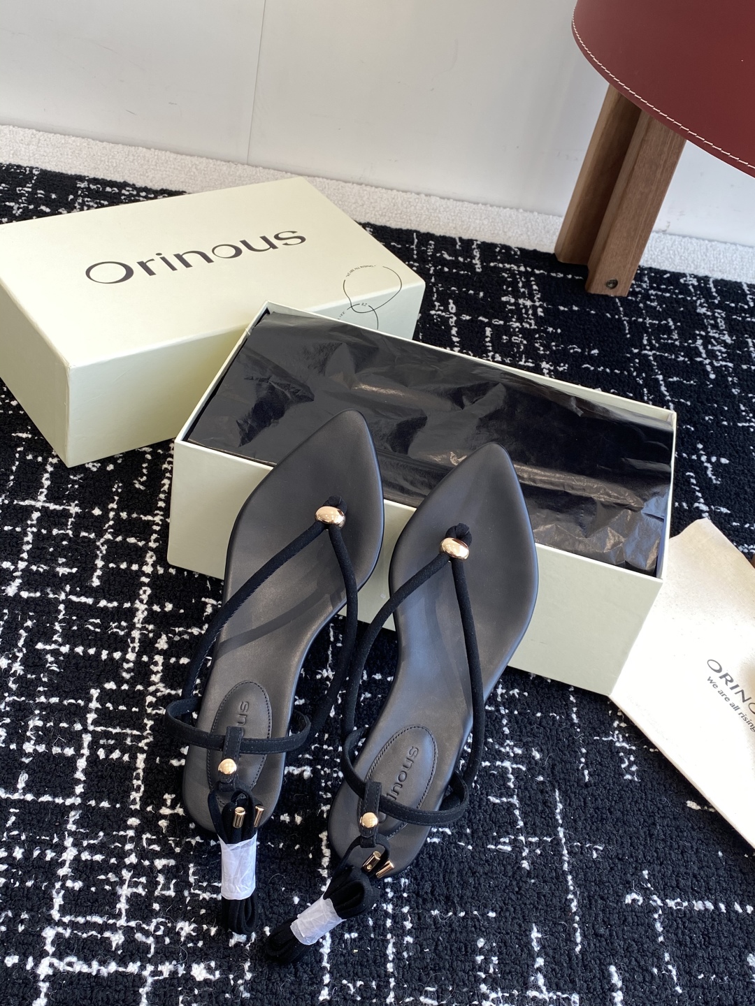 代购级
Orinous  25ss 早春新款绝美尖头夹脚凉鞋 时尚界久违的极简之美

经典时尚配色 毫不