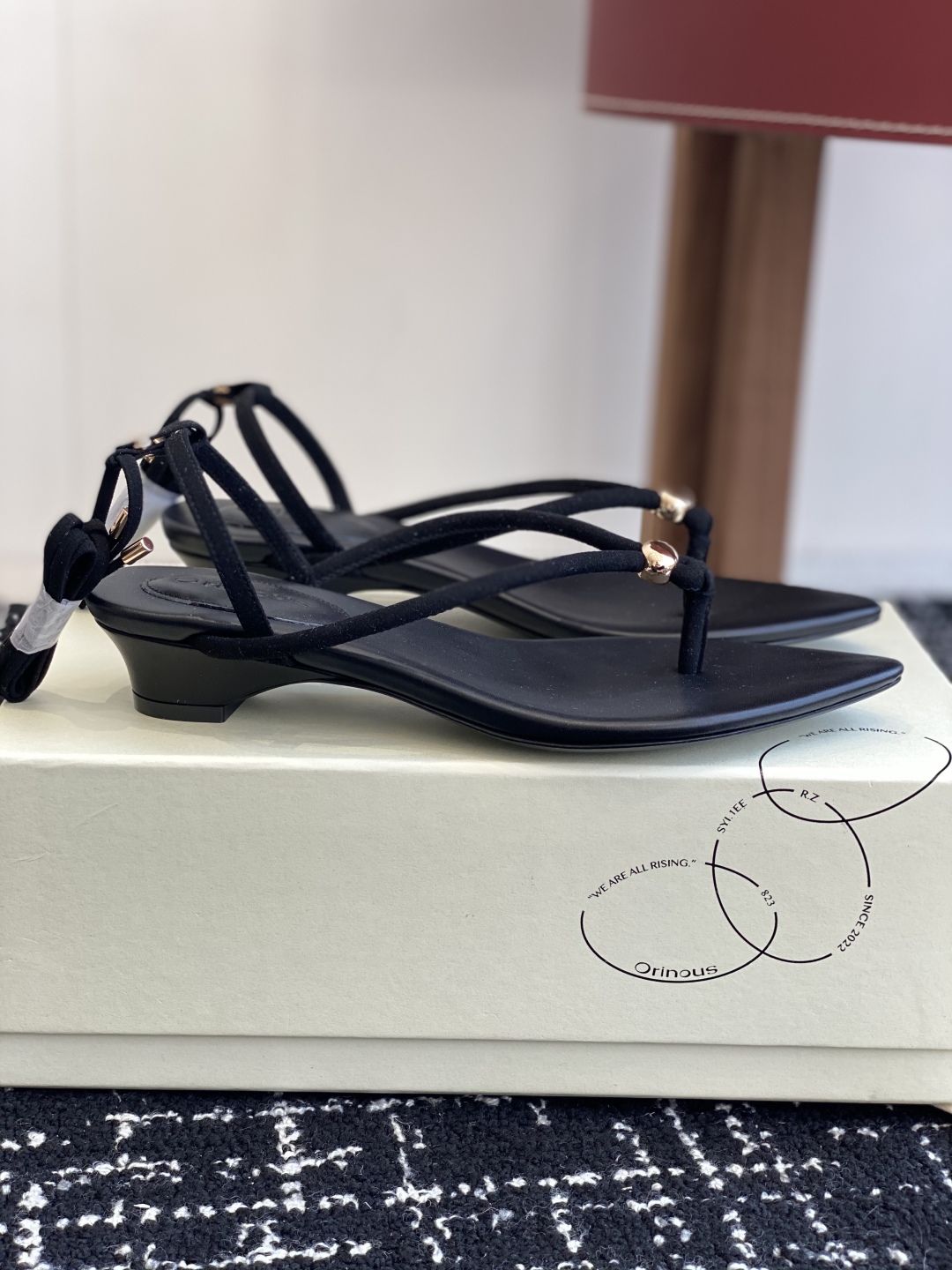 代购级
Orinous  25ss 早春新款绝美尖头夹脚凉鞋 时尚界久违的极简之美

经典时尚配色 毫不