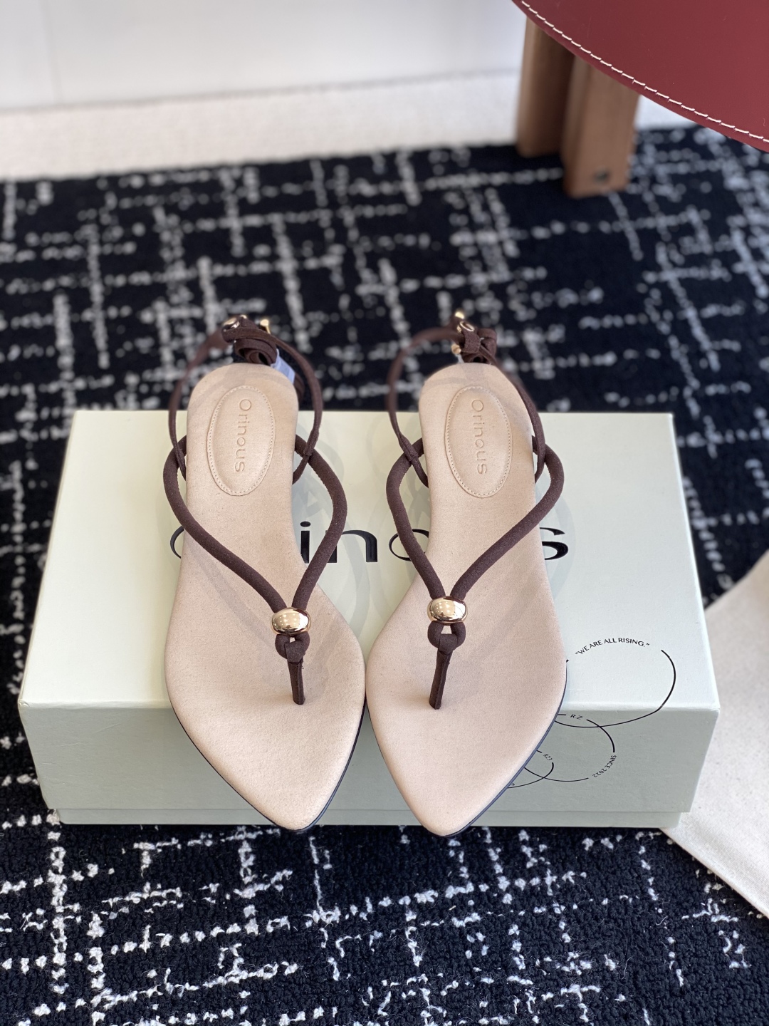 代购级
Orinous  25ss 早春新款绝美尖头夹脚凉鞋 时尚界久违的极简之美

经典时尚配色 毫不