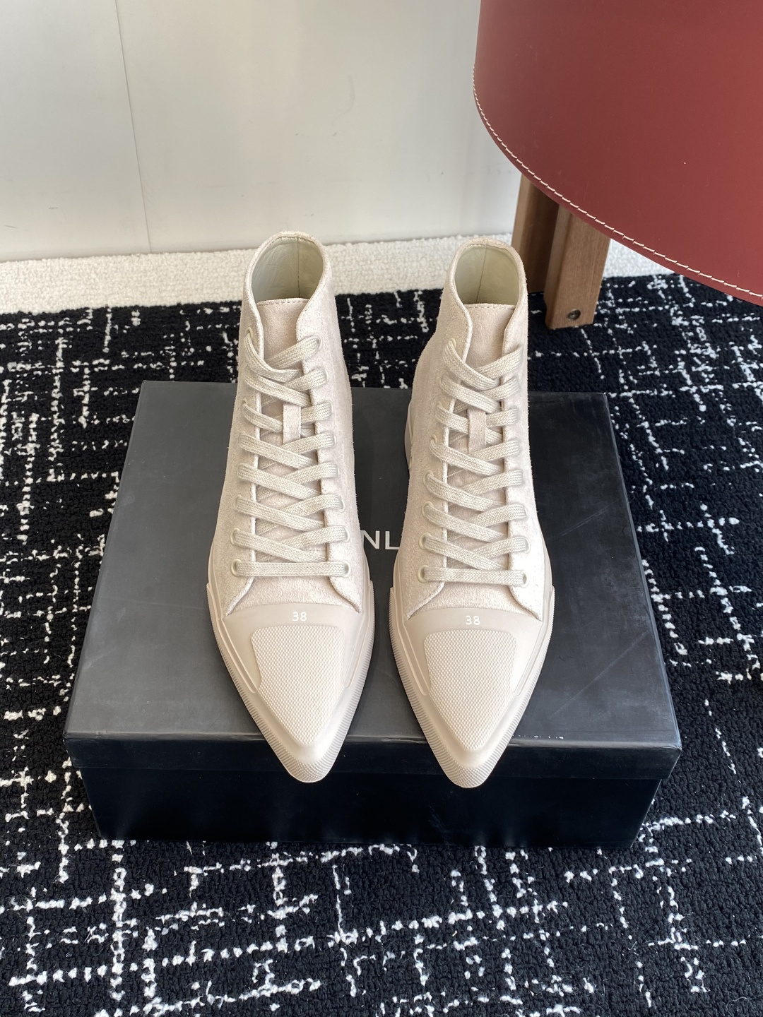 NO:233491,Purchasing grade semi-trailer single shoes boots DYMONLATRY niche designer new old pointed toe casual shoes increase within 3cm, easily lengthen and increase the proportion, and control the sporty street style. The original mold opening custom line data brings rich details and comfort to minimalist outfits. Both black and white are super versatile. They are easy to match every day, and you can get a high-end feeling without any effort. Fabric calfskin/suede, inner foot pad cowhide, heel height 3cm, original rubber sole, Size#35-39 (40 custom made), boots, boots, cowhide, chamois leather19860909代购级半拖 单鞋 靴子 DYMONLATRY 小众设计师新款做旧尖头 休闲鞋 3cm内增高,轻松拉长比例增高,驾驭运动感街头造型 原版开模定制线条数据为极简穿搭带来丰富细节与舒适感 黑白两色都超级百搭,日常随意搭配,轻松不费力就能get到高级感 面料小牛皮/麂皮 内里垫脚牛皮 跟高3cm 大底原版橡胶大底 Size#35-39 (40定做),靴子单鞋,boots,cowhide,chamois leather,Women's Shoes