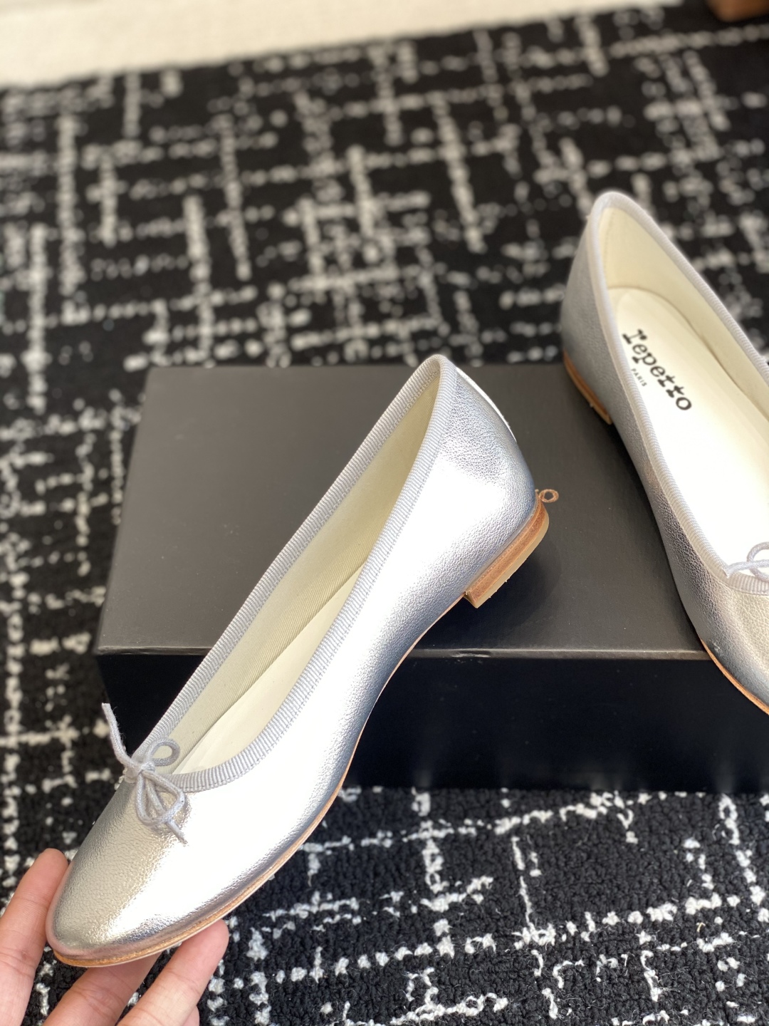 代购级
Repetto 25ss 春夏 平底芭蕾舞鞋 单鞋

鞋头和鞋垫里面 上脚脚感舒适显瘦 配啥啥好