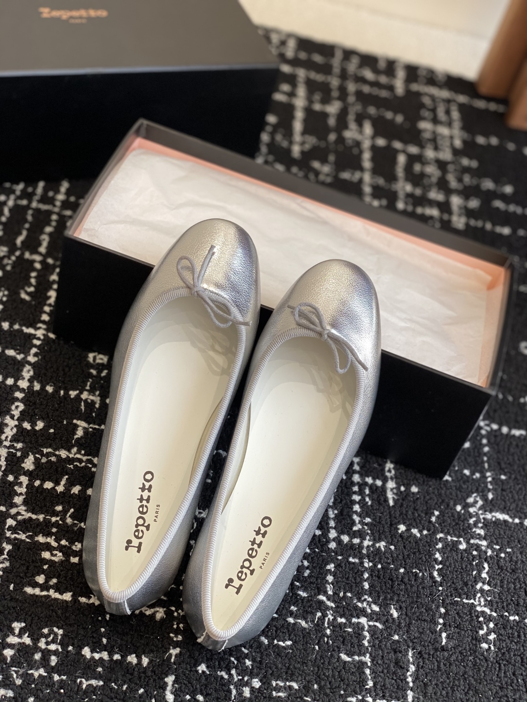 代购级
Repetto 25ss 春夏 平底芭蕾舞鞋 单鞋

鞋头和鞋垫里面 上脚脚感舒适显瘦 配啥啥好
