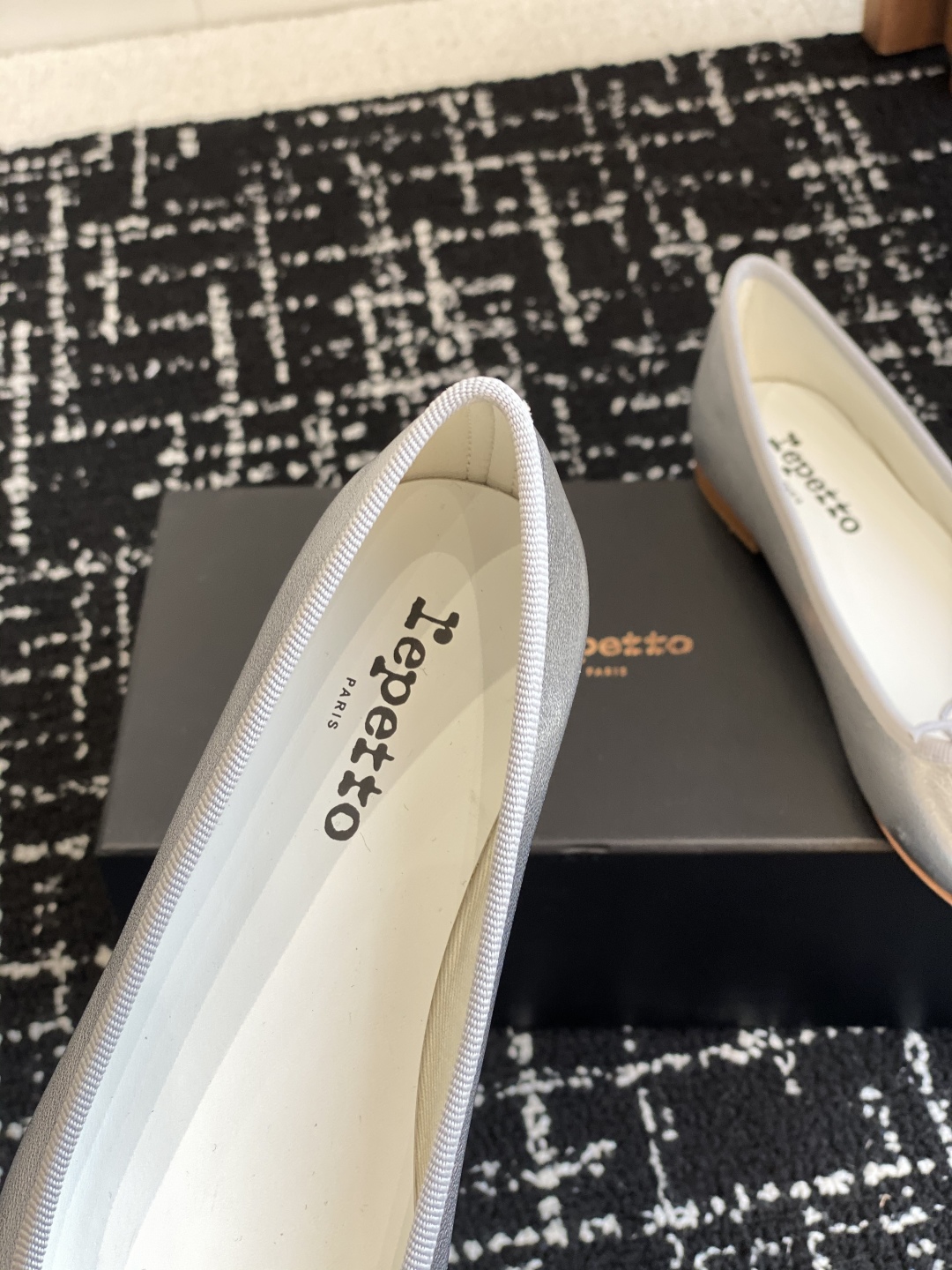 代购级
Repetto 25ss 春夏 平底芭蕾舞鞋 单鞋

鞋头和鞋垫里面 上脚脚感舒适显瘦 配啥啥好