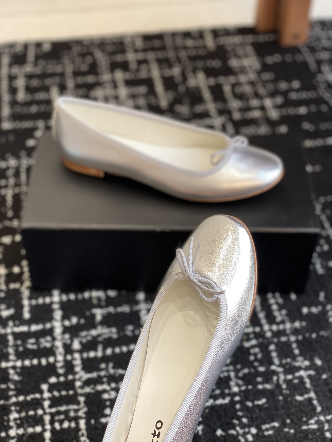 代购级
Repetto 25ss 春夏 平底芭蕾舞鞋 单鞋

鞋头和鞋垫里面 上脚脚感舒适显瘦 配啥啥好