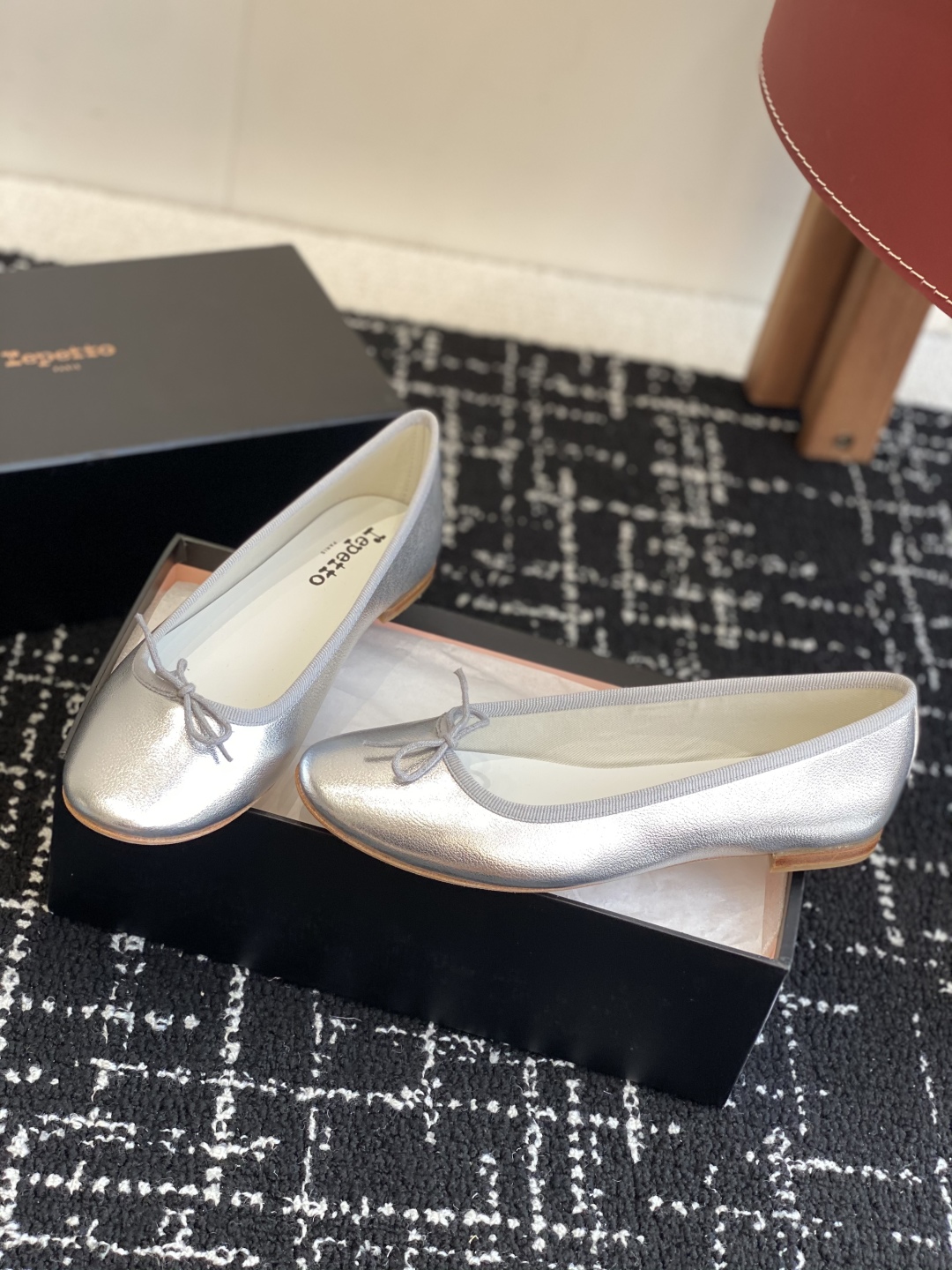 代购级
Repetto 25ss 春夏 平底芭蕾舞鞋 单鞋

鞋头和鞋垫里面 上脚脚感舒适显瘦 配啥啥好