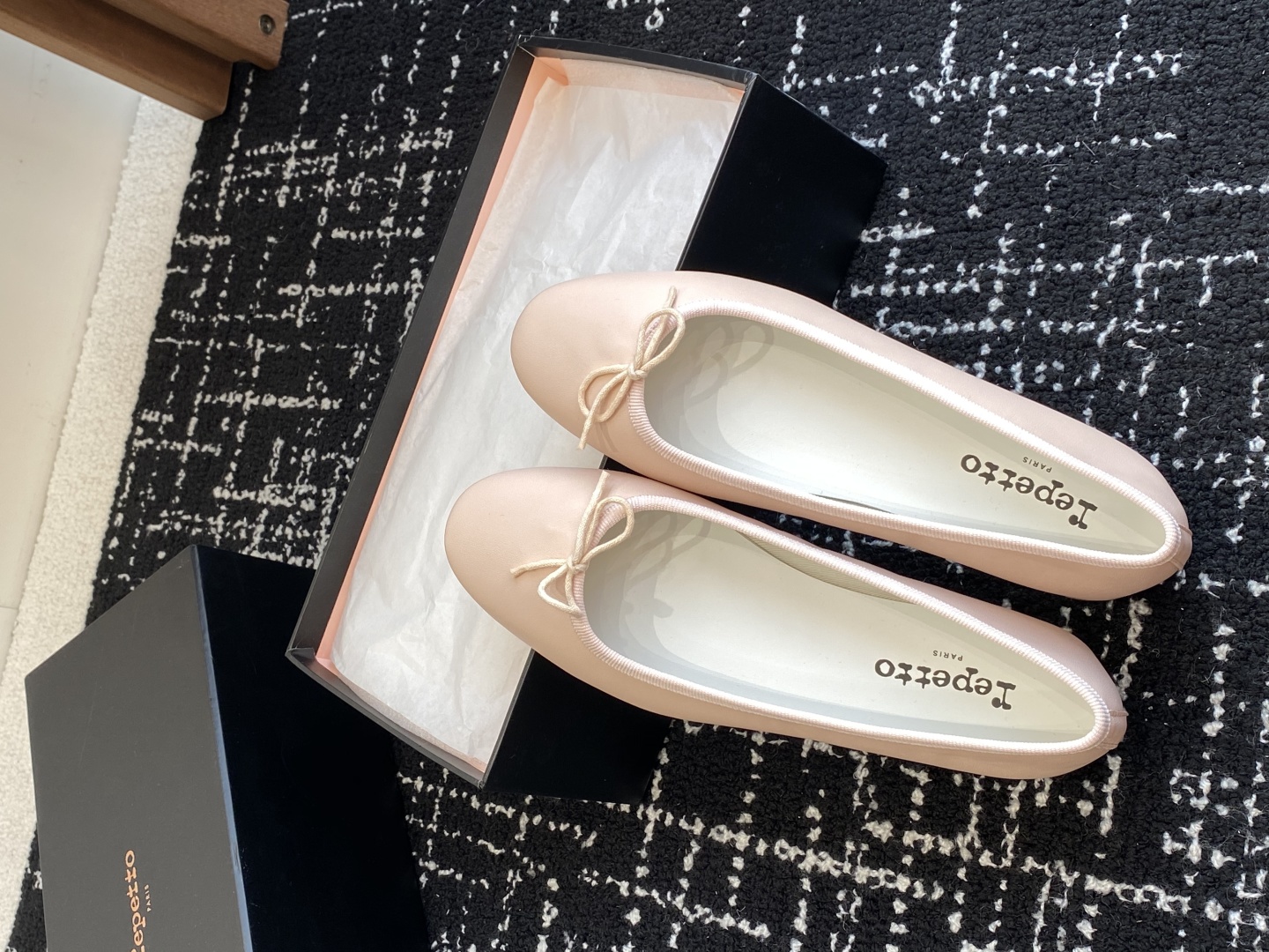 代购级
Repetto 25ss 春夏 平底芭蕾舞鞋 单鞋

鞋头和鞋垫里面 上脚脚感舒适显瘦 配啥啥好