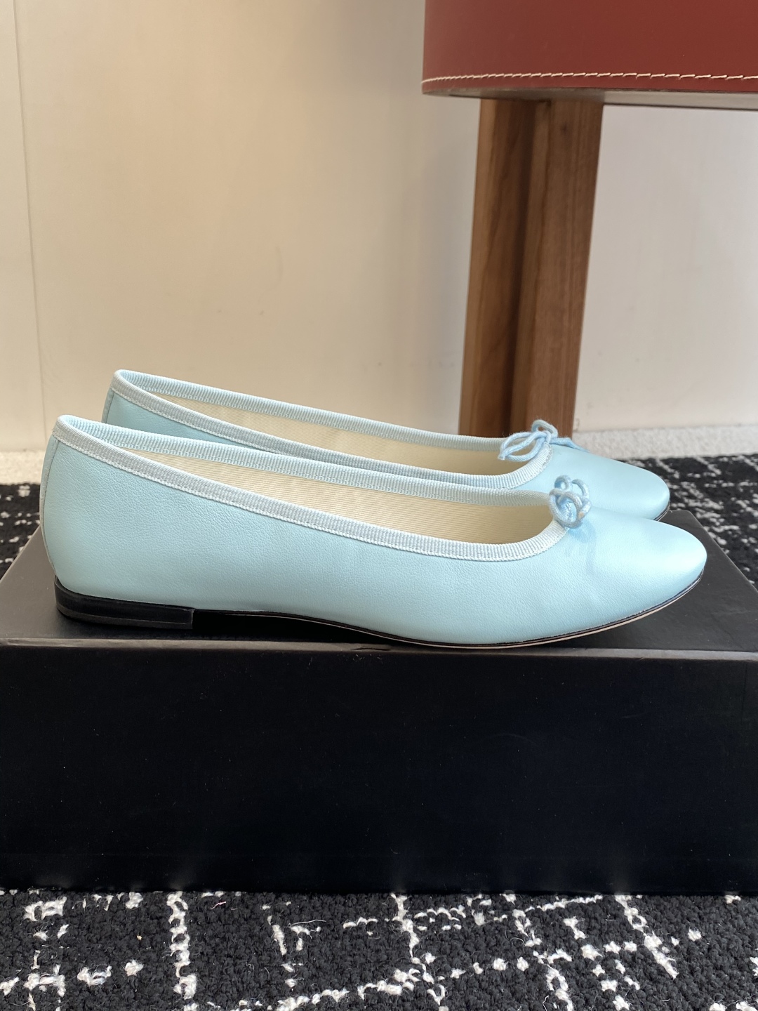 代购级
Repetto 25ss 春夏 平底芭蕾舞鞋 单鞋

鞋头和鞋垫里面 上脚脚感舒适显瘦 配啥啥好