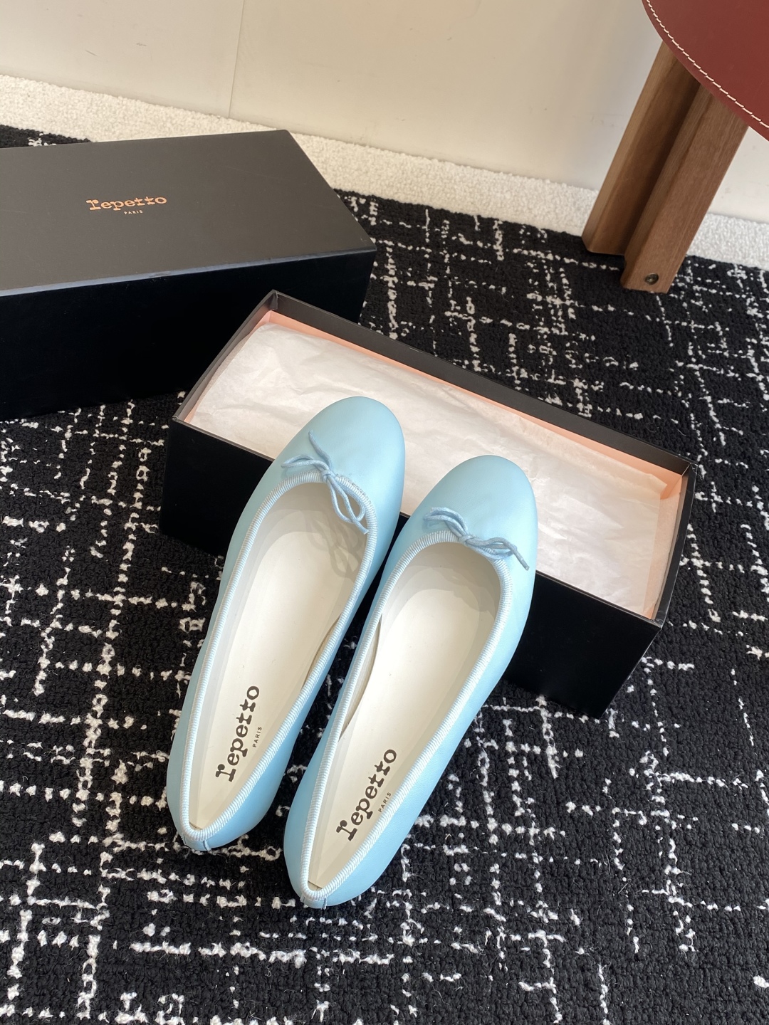 代购级
Repetto 25ss 春夏 平底芭蕾舞鞋 单鞋

鞋头和鞋垫里面 上脚脚感舒适显瘦 配啥啥好