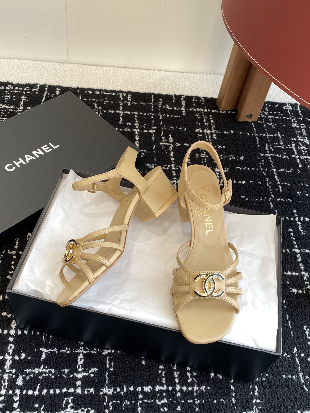 代购级
CHANEL 香奈儿最新25。条带大双C粗跟凉鞋

专柜顶级双C粗跟凉鞋，这款条带经典设计；不平