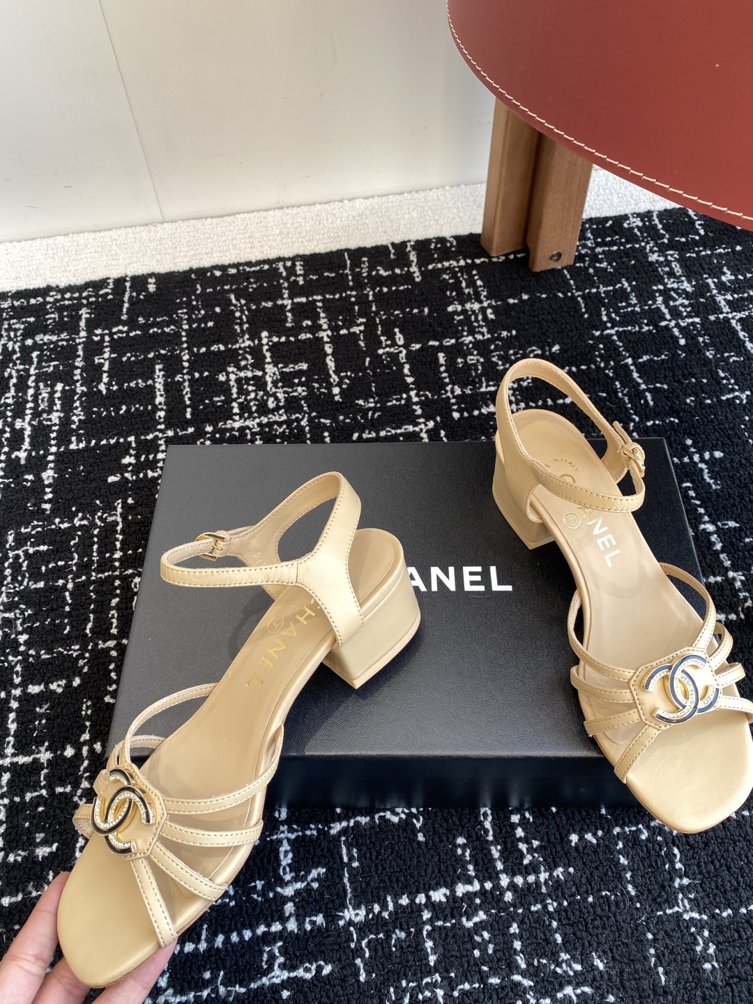 代购级
CHANEL 香奈儿最新25。条带大双C粗跟凉鞋

专柜顶级双C粗跟凉鞋，这款条带经典设计；不平