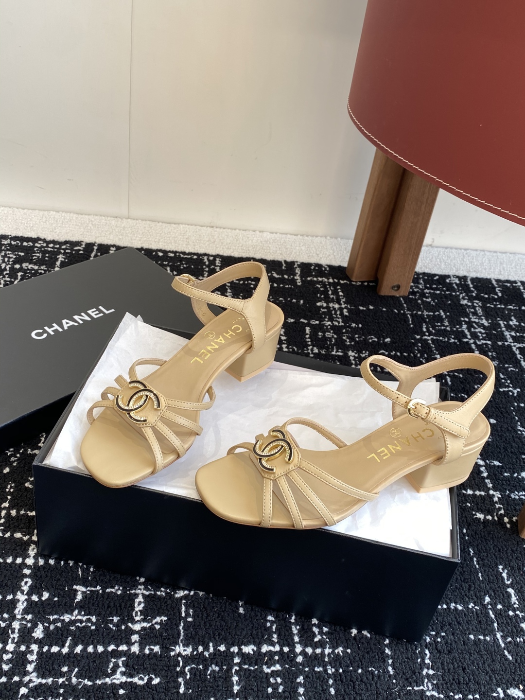 代购级
CHANEL 香奈儿最新25。条带大双C粗跟凉鞋

专柜顶级双C粗跟凉鞋，这款条带经典设计；不平