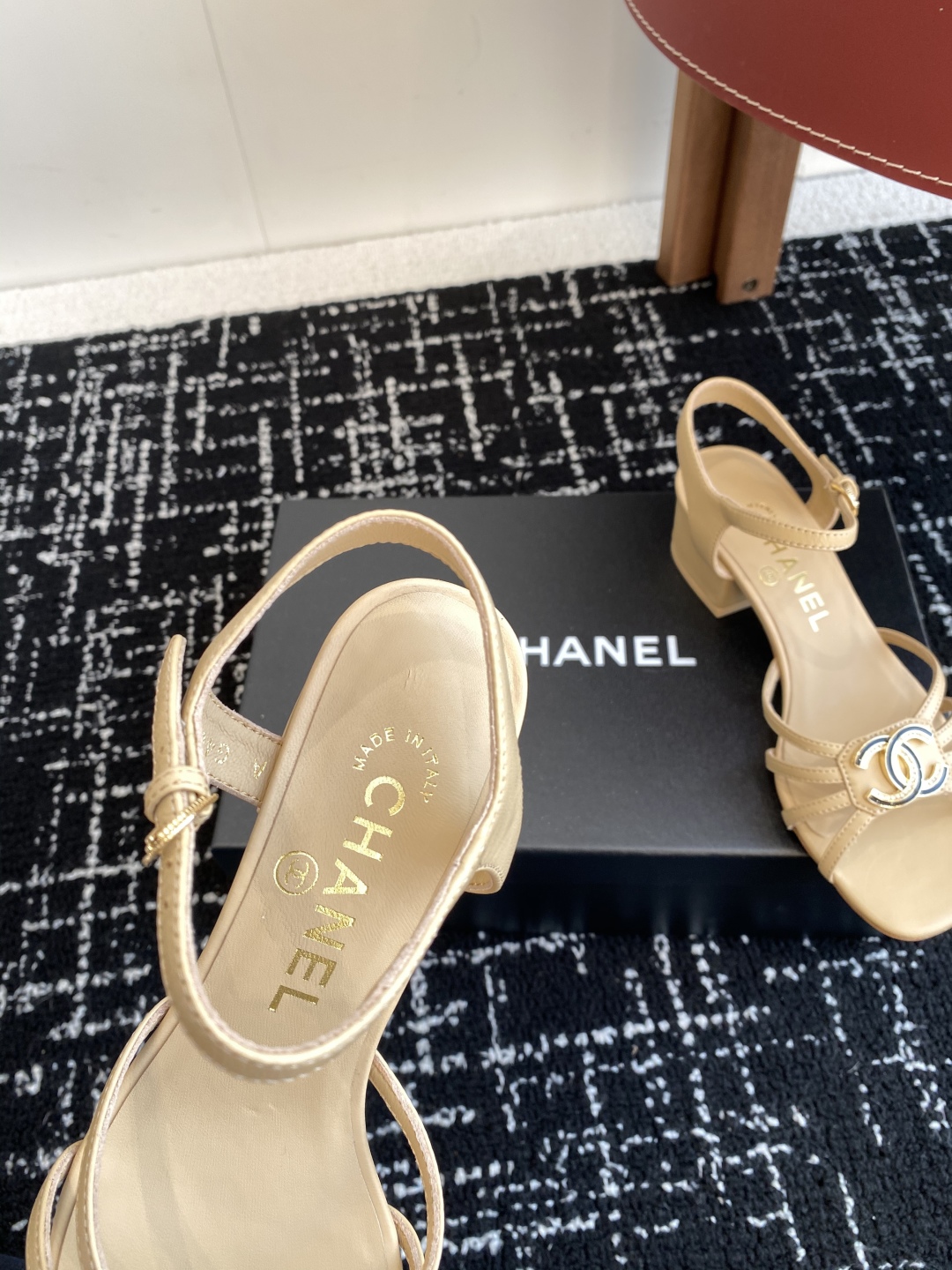 代购级
CHANEL 香奈儿最新25。条带大双C粗跟凉鞋

专柜顶级双C粗跟凉鞋，这款条带经典设计；不平