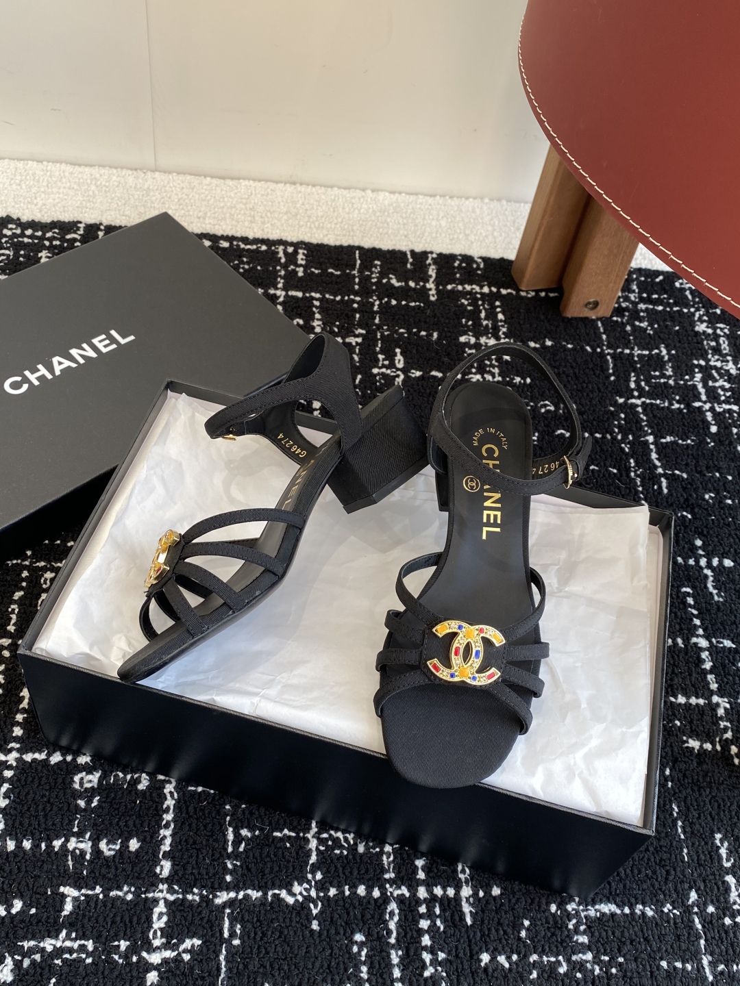 代购级
CHANEL 香奈儿最新25。条带大双C粗跟凉鞋

专柜顶级双C粗跟凉鞋，这款条带经典设计；不平