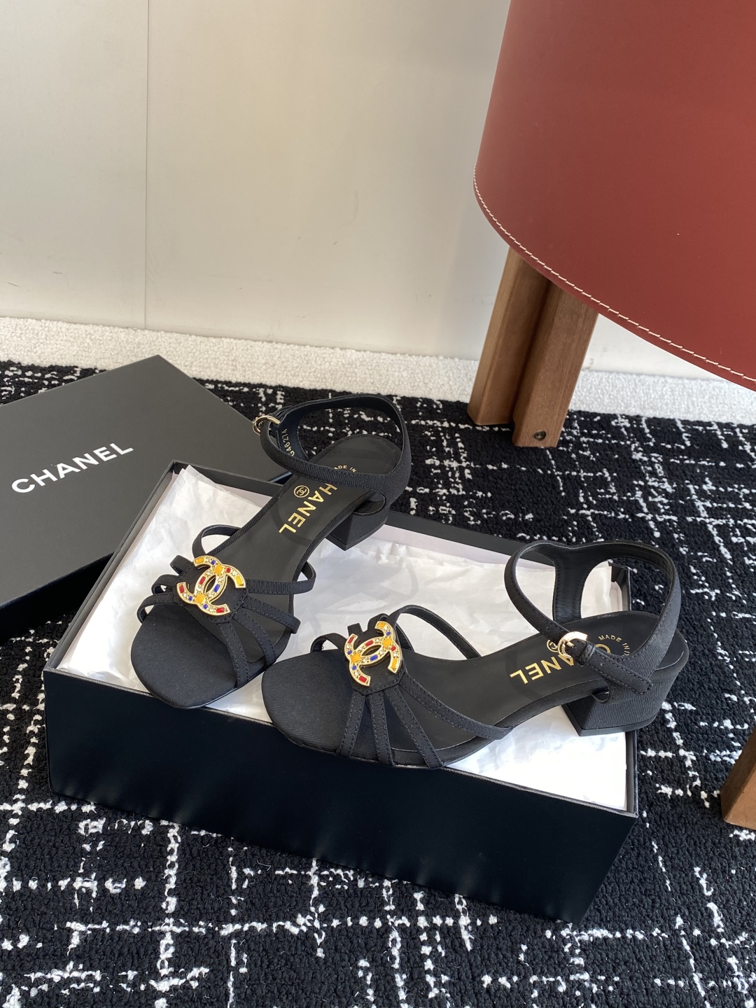 代购级
CHANEL 香奈儿最新25。条带大双C粗跟凉鞋

专柜顶级双C粗跟凉鞋，这款条带经典设计；不平