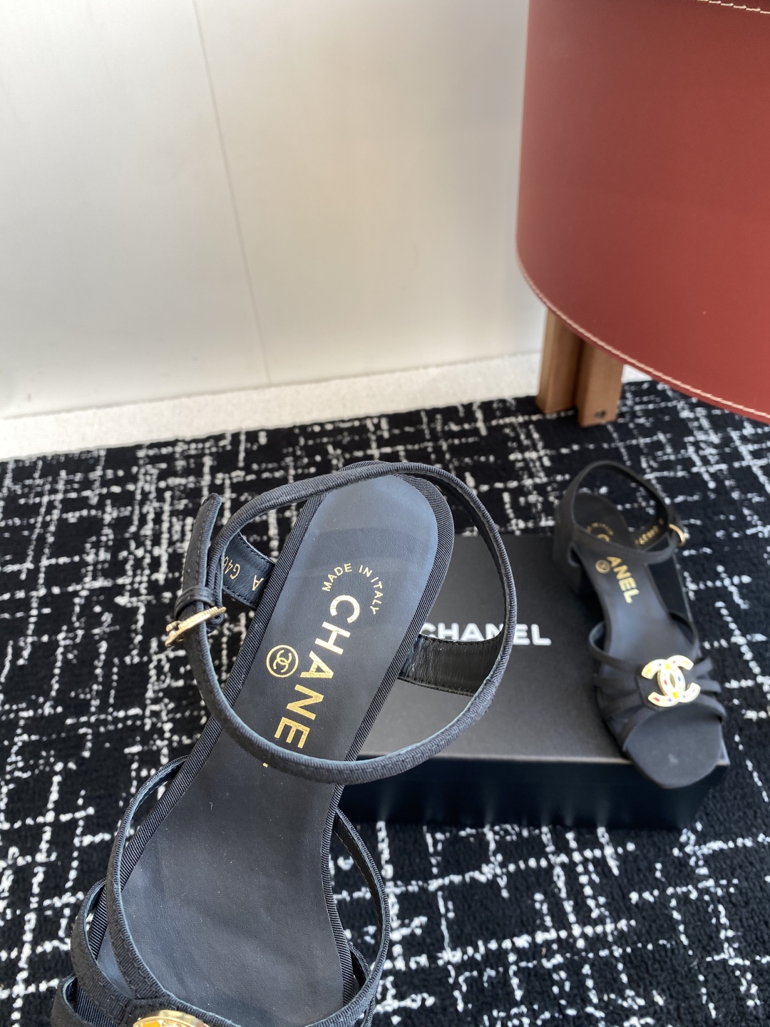 代购级
CHANEL 香奈儿最新25。条带大双C粗跟凉鞋

专柜顶级双C粗跟凉鞋，这款条带经典设计；不平