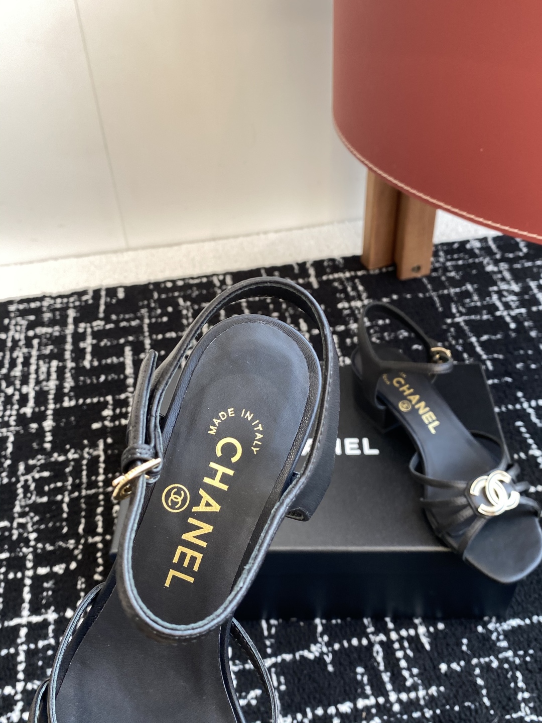 代购级
CHANEL 香奈儿最新25。条带大双C粗跟凉鞋

专柜顶级双C粗跟凉鞋，这款条带经典设计；不平
