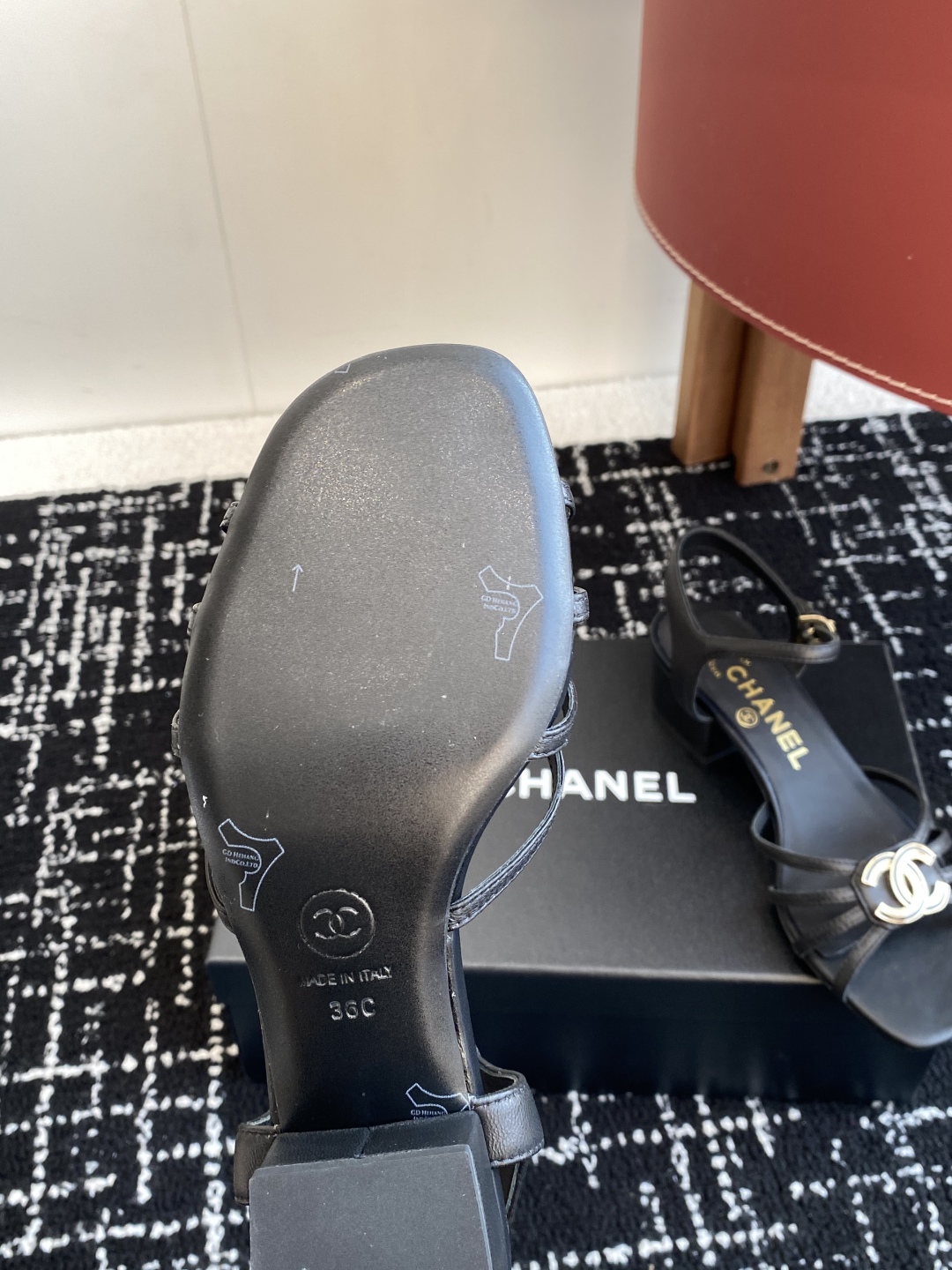 代购级
CHANEL 香奈儿最新25。条带大双C粗跟凉鞋

专柜顶级双C粗跟凉鞋，这款条带经典设计；不平