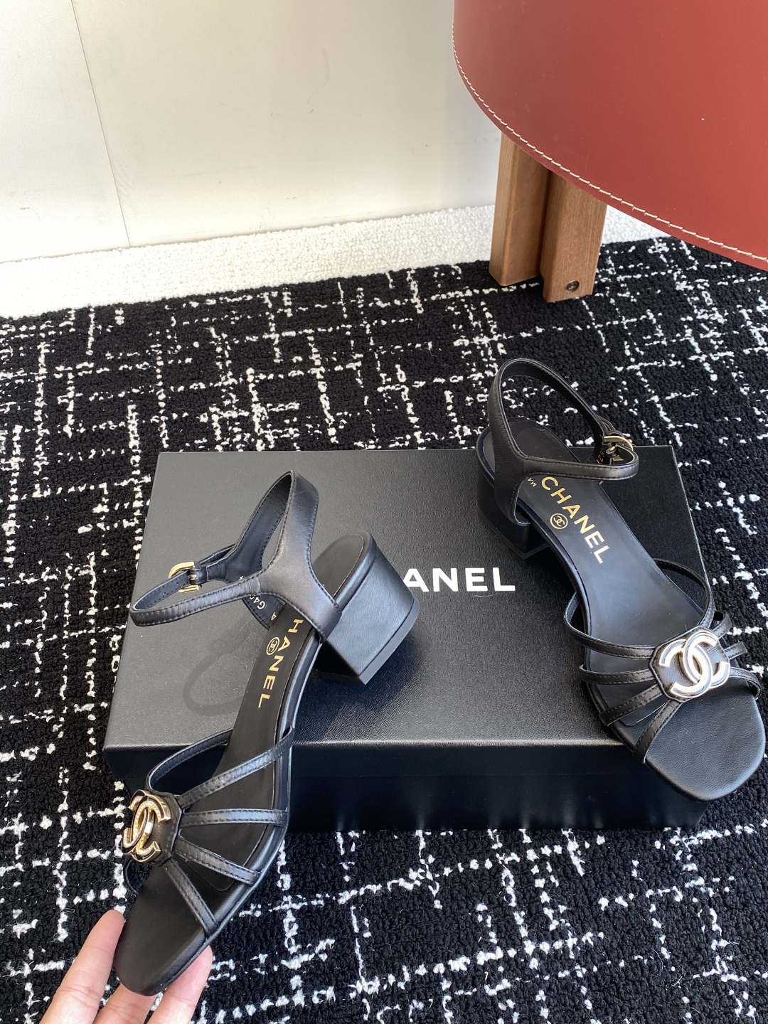 代购级
CHANEL 香奈儿最新25。条带大双C粗跟凉鞋

专柜顶级双C粗跟凉鞋，这款条带经典设计；不平