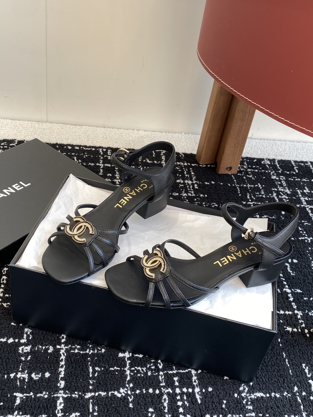 代购级
CHANEL 香奈儿最新25。条带大双C粗跟凉鞋

专柜顶级双C粗跟凉鞋，这款条带经典设计；不平