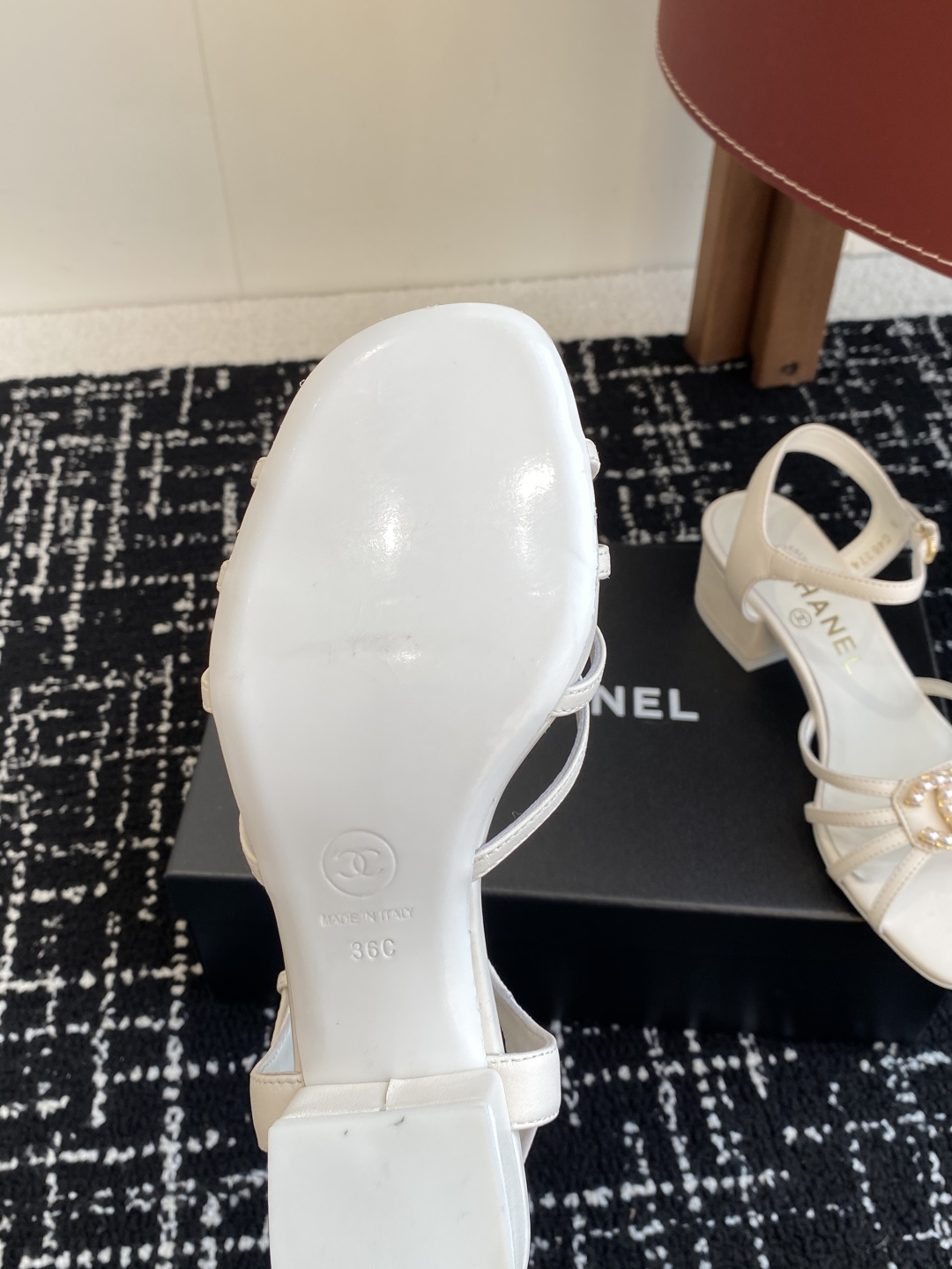 代购级
CHANEL 香奈儿最新25。条带大双C粗跟凉鞋

专柜顶级双C粗跟凉鞋，这款条带经典设计；不平