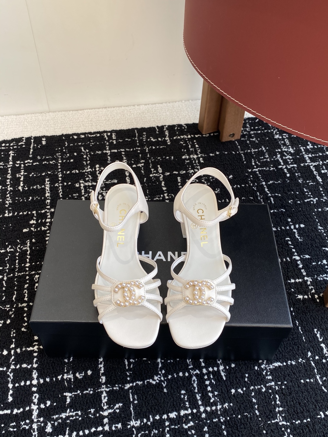 代购级
CHANEL 香奈儿最新25。条带大双C粗跟凉鞋

专柜顶级双C粗跟凉鞋，这款条带经典设计；不平