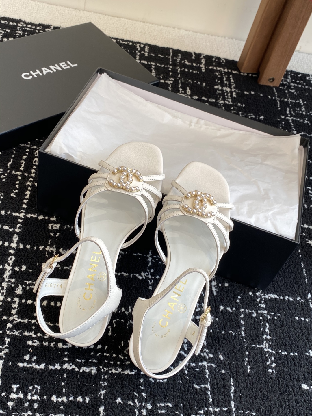 代购级
CHANEL 香奈儿最新25。条带大双C粗跟凉鞋

专柜顶级双C粗跟凉鞋，这款条带经典设计；不平