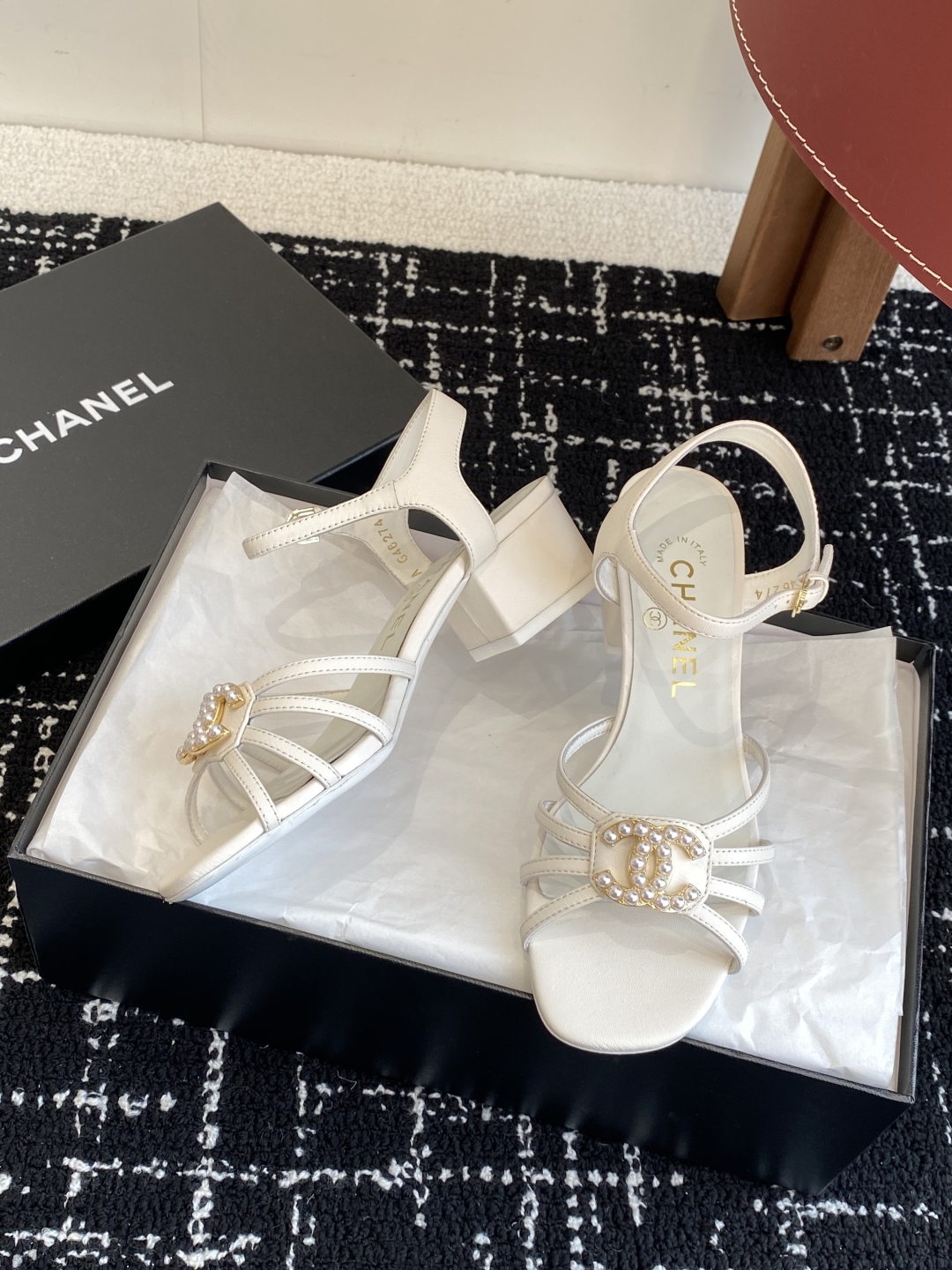 代购级
CHANEL 香奈儿最新25。条带大双C粗跟凉鞋

专柜顶级双C粗跟凉鞋，这款条带经典设计；不平