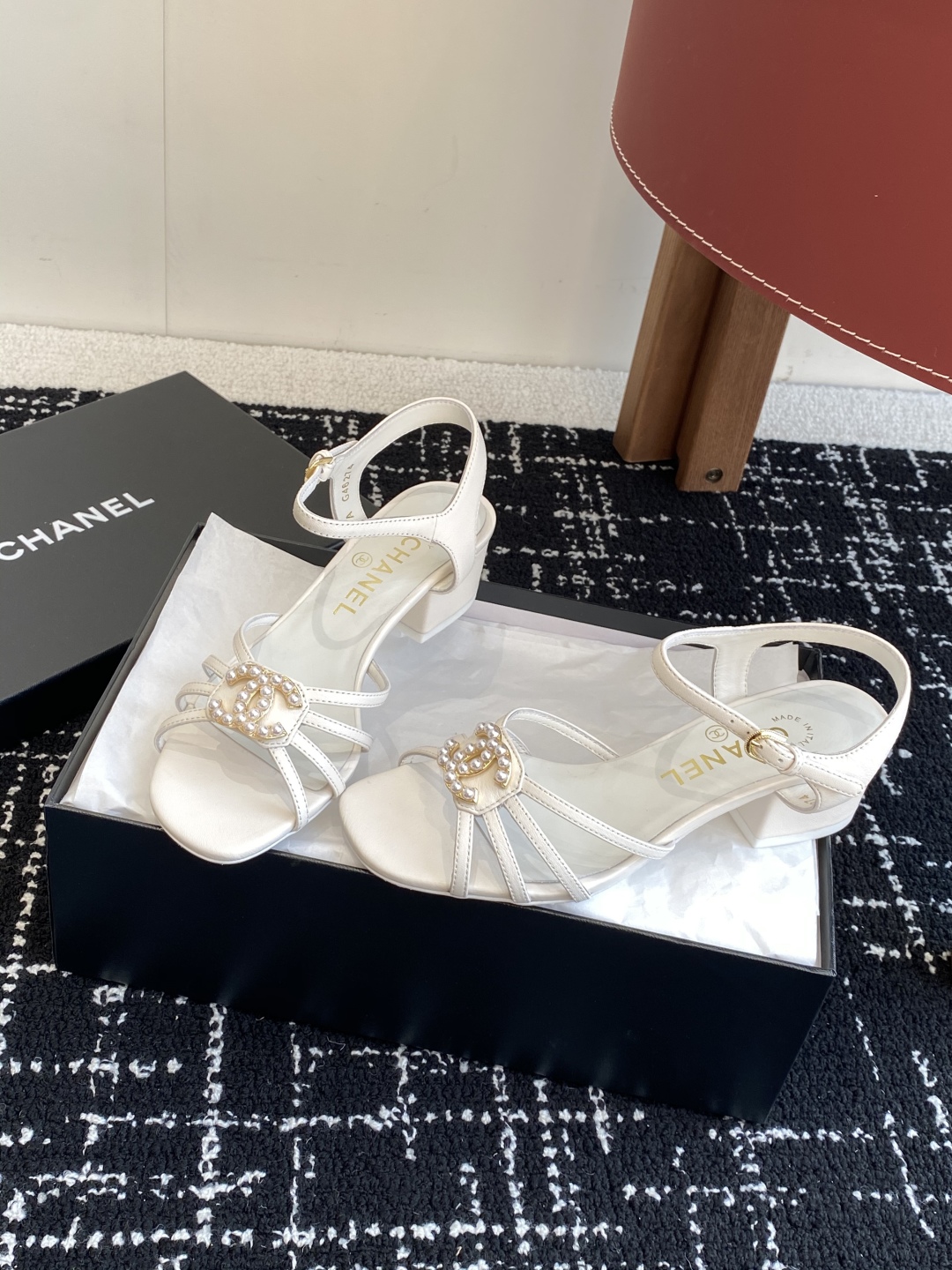 代购级
CHANEL 香奈儿最新25。条带大双C粗跟凉鞋

专柜顶级双C粗跟凉鞋，这款条带经典设计；不平