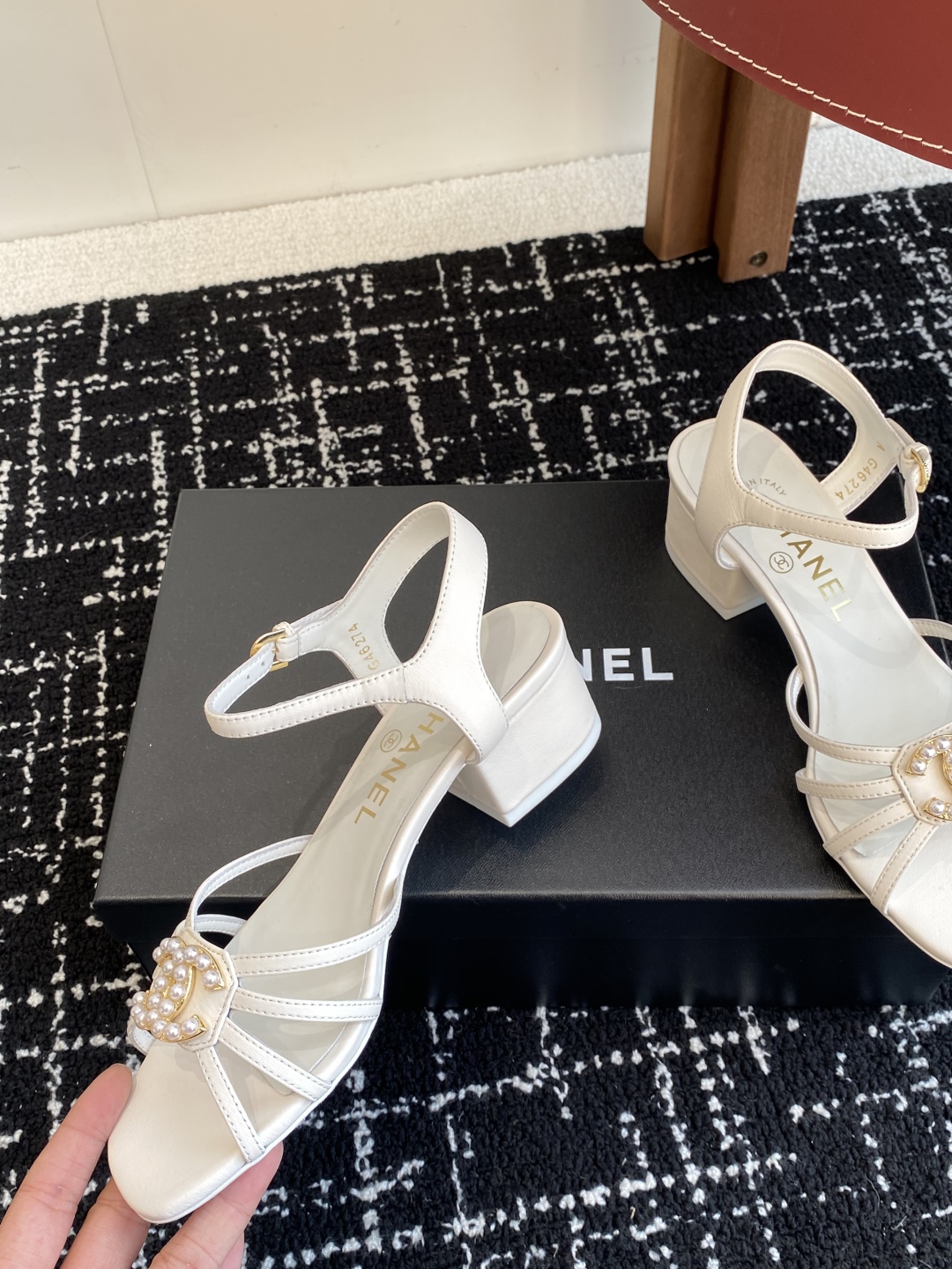 代购级
CHANEL 香奈儿最新25。条带大双C粗跟凉鞋

专柜顶级双C粗跟凉鞋，这款条带经典设计；不平
