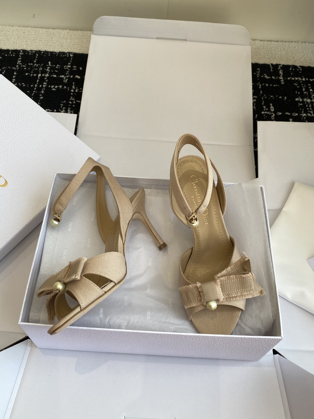 代购级（官网同步✈️盒包装）
迪奥 Dior 25ss 新色 新元素 DIOR 春夏新款圆头 珍珠 凉鞋