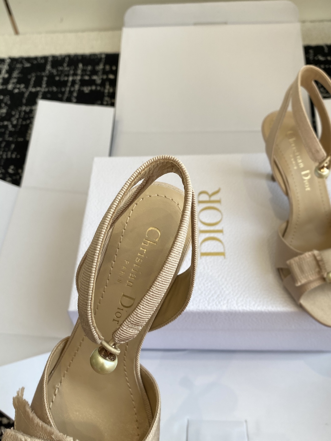 代购级（官网同步✈️盒包装）
迪奥 Dior 25ss 新色 新元素 DIOR 春夏新款圆头 珍珠 凉鞋